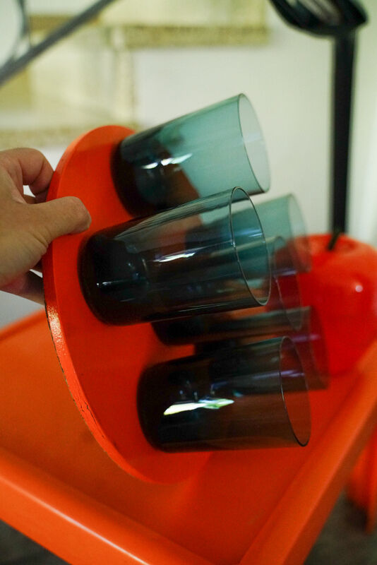 Lemonade glasses with magnetized tray, 70s' vintage