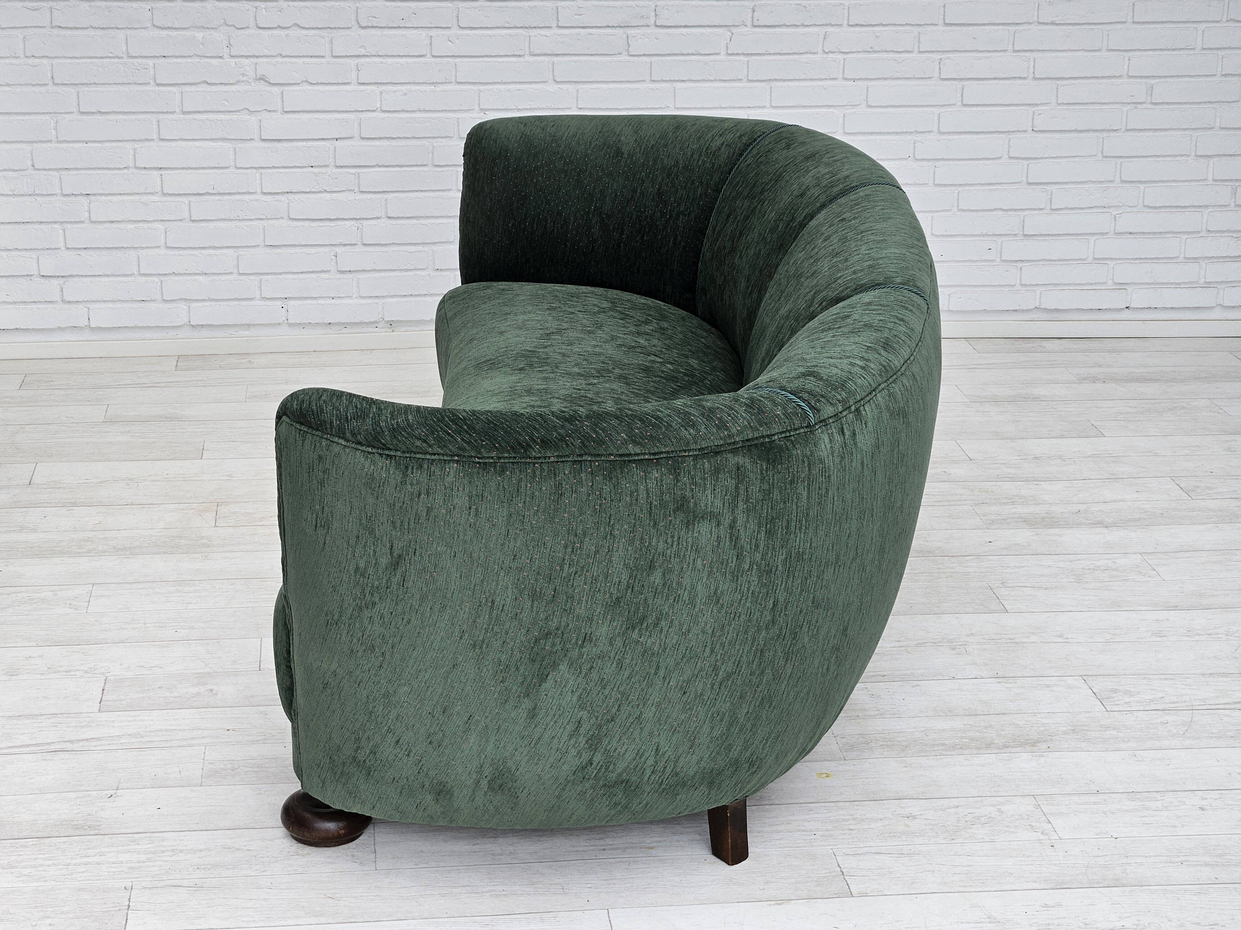 Années 1960, design danois, canapé 3 places "Banana" refait à neuf, velours vintage.