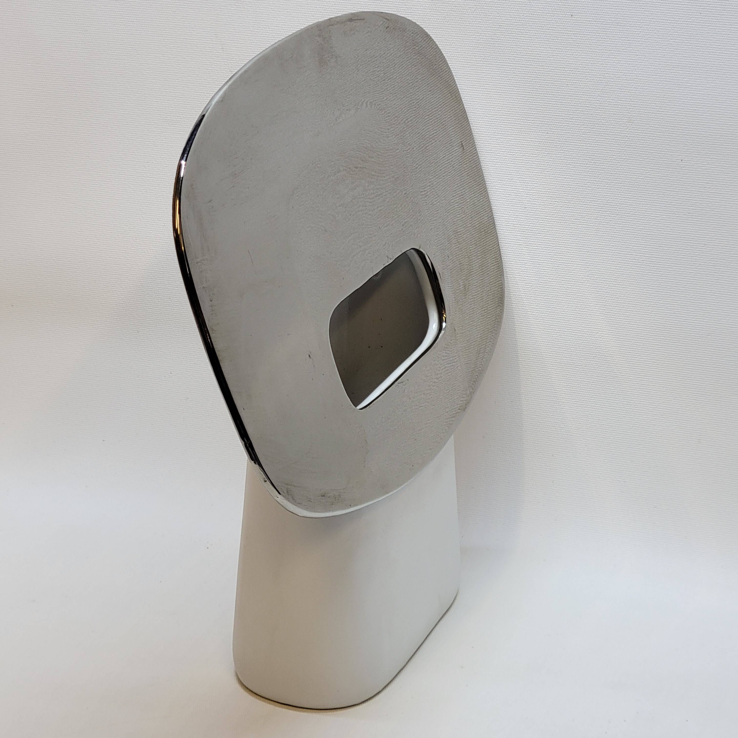 Vase design en porcelaine blanche et chromé