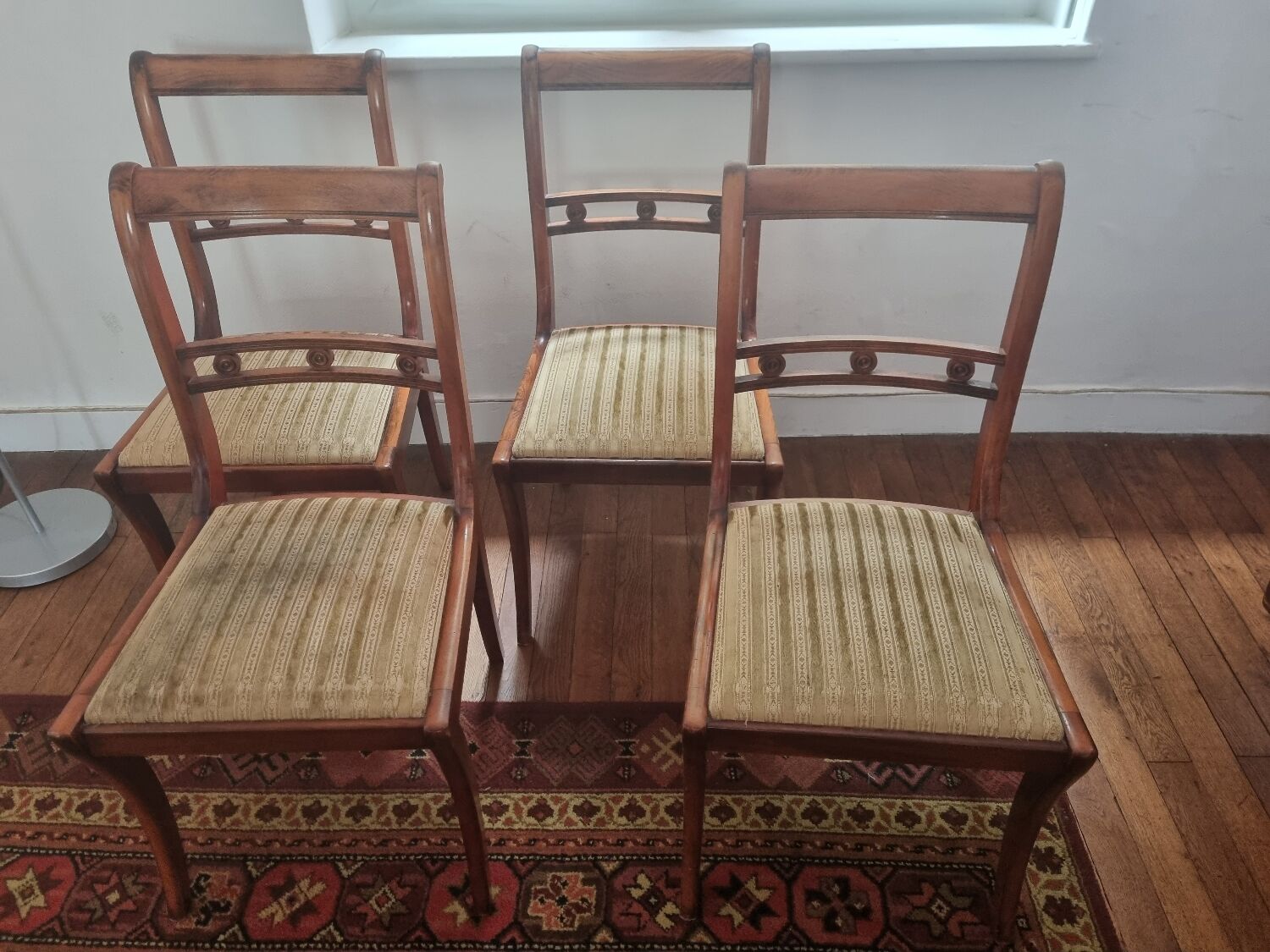 Dining room, round table and chairs