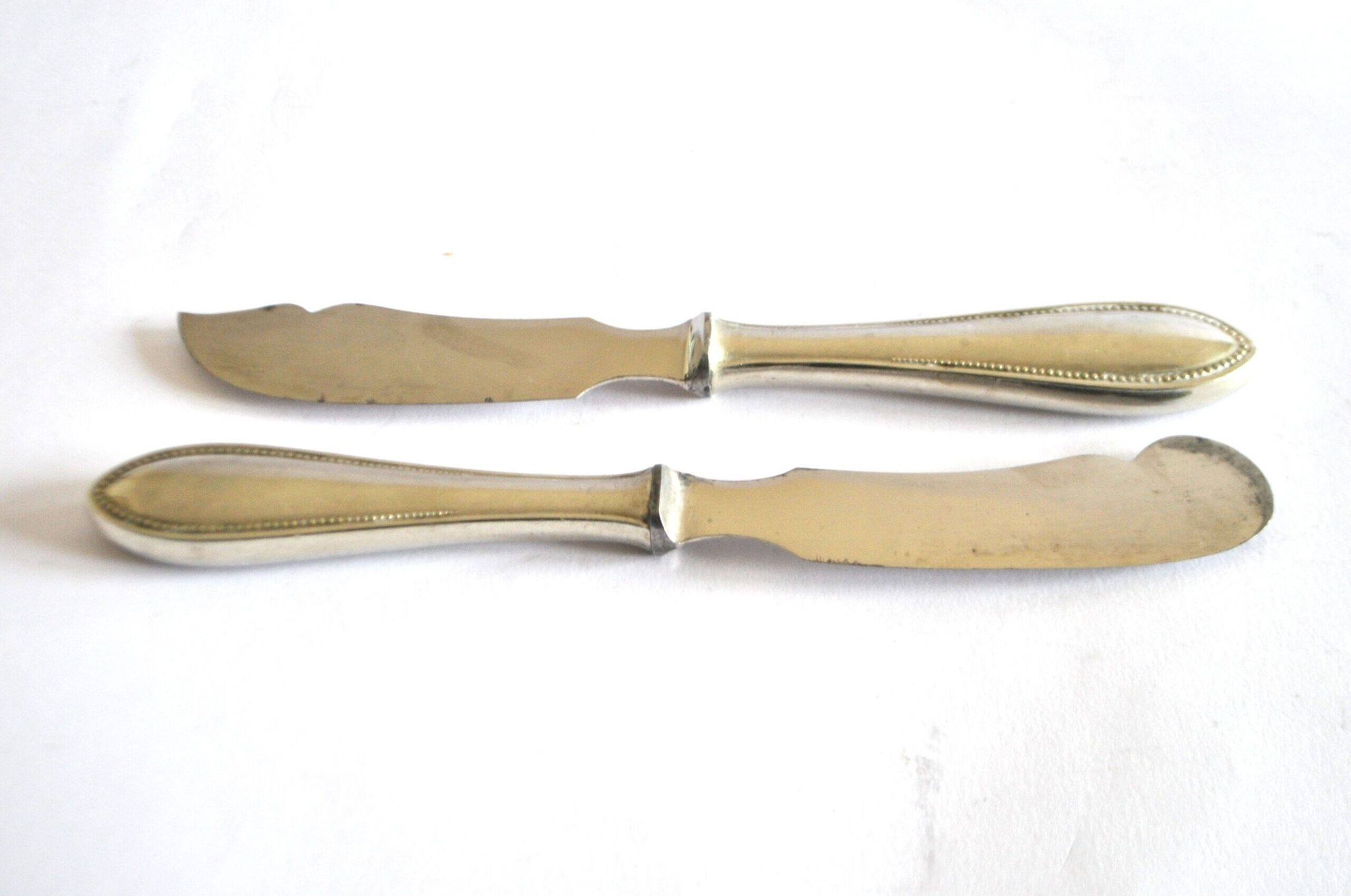 Two antique service knives in silver-plated metal, pearl frieze gowe alpacca.