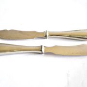 Two antique service knives in silver-plated metal, pearl frieze gowe alpacca.