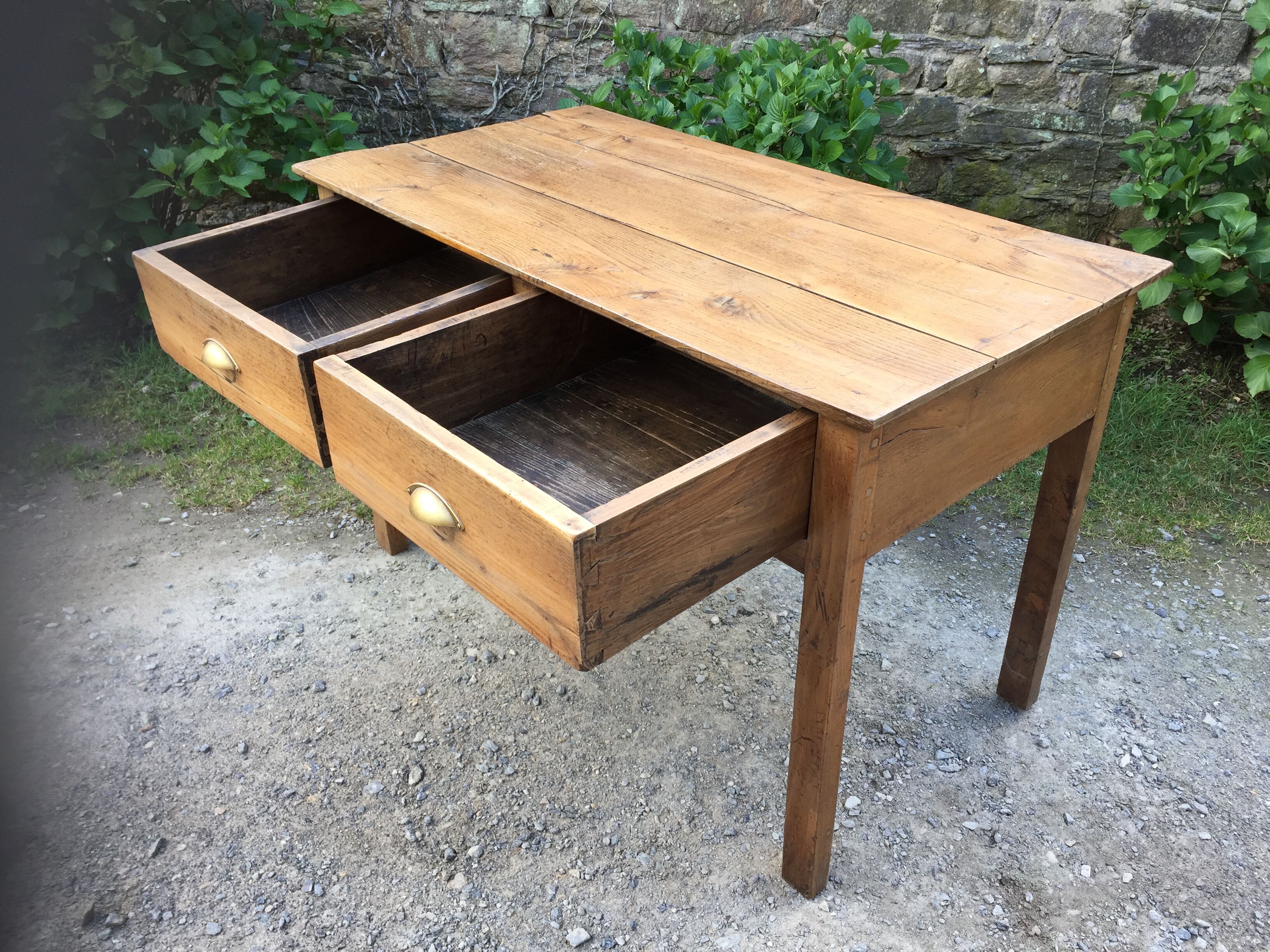 Farm table of the country Brièron (South Brittany) old with 2 drawers in chestnut.