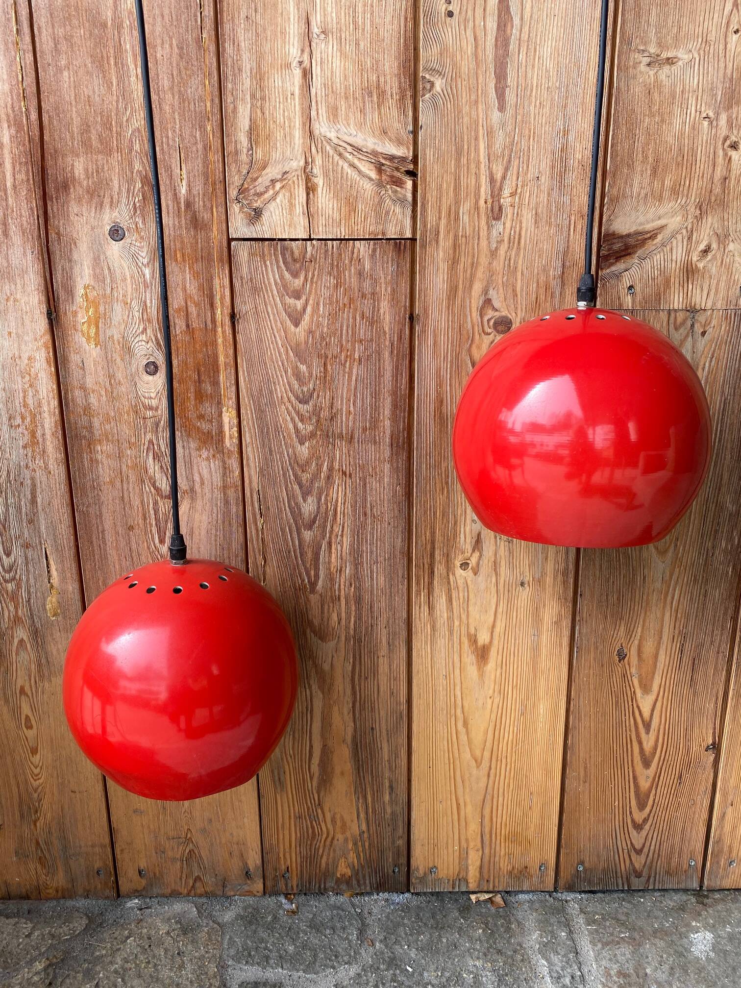 Paire de suspension boule rouge en métal années 70.