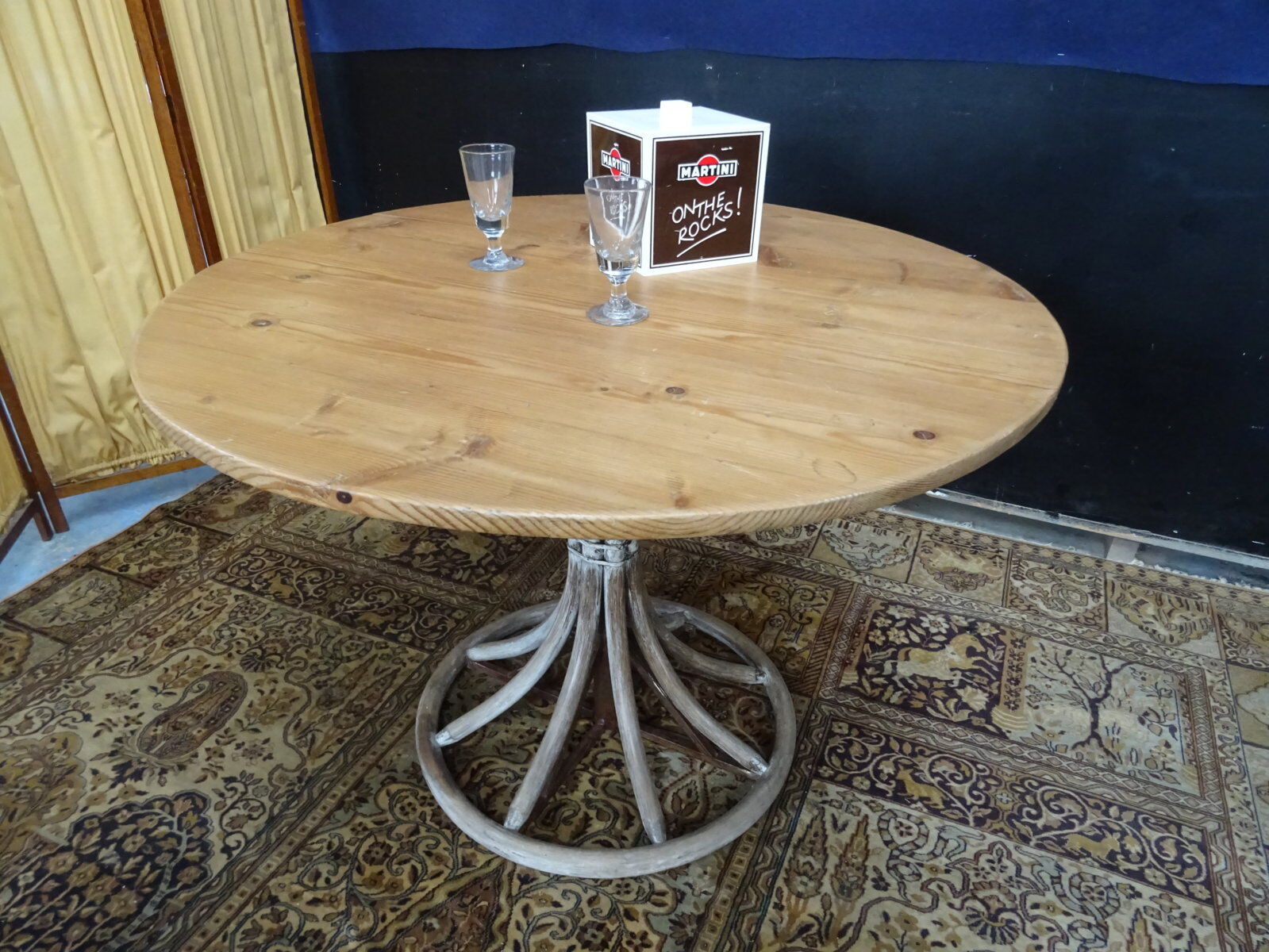 Tulip footing round table