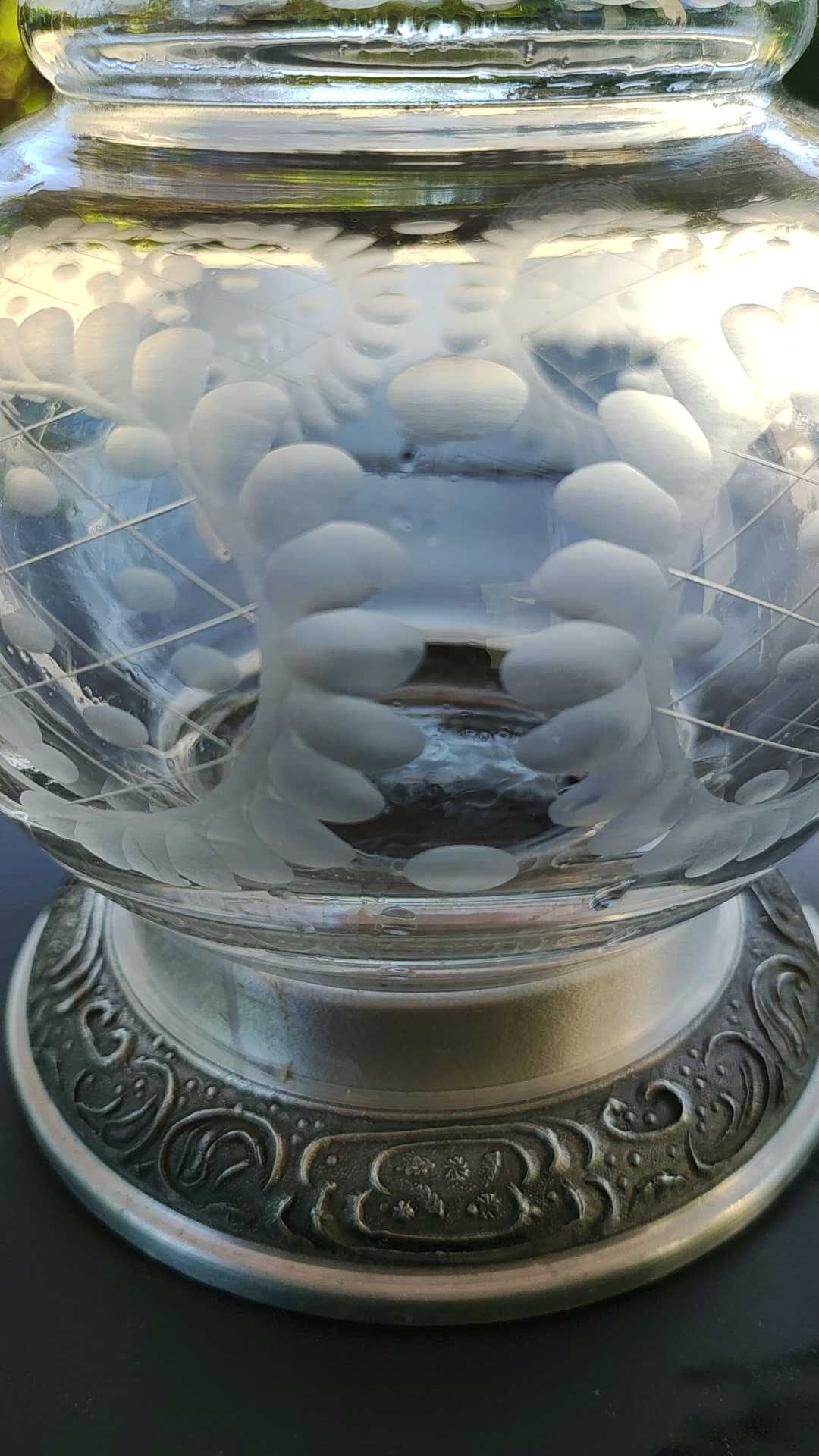 Refined carafe ball shape, pear neck. in finely engraved crystal