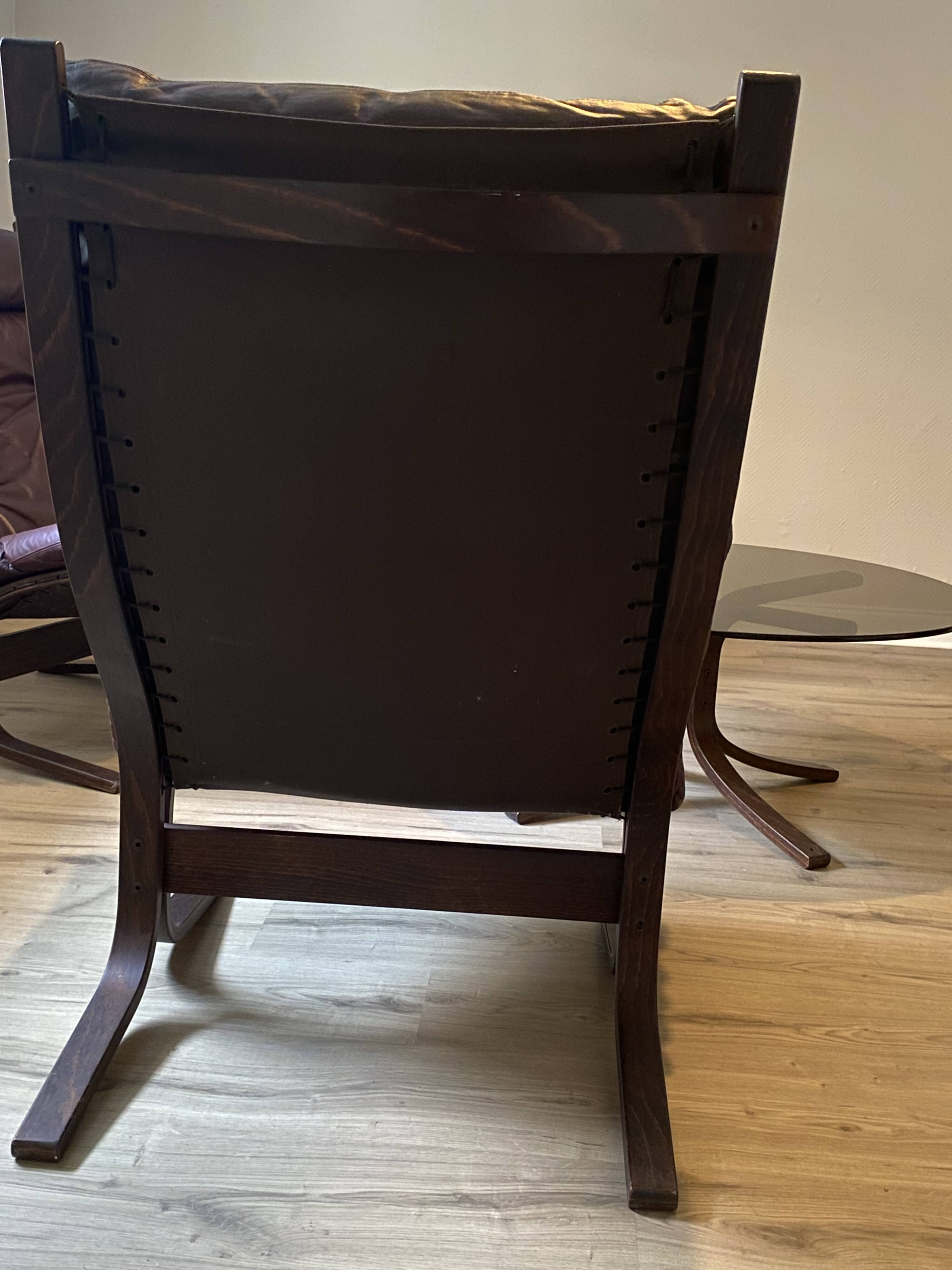 Fauteuils du designer norvégien Ingmar Relling. Petite table basse assortie