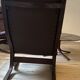 Fauteuils du designer norvégien Ingmar Relling. Petite table basse assortie
