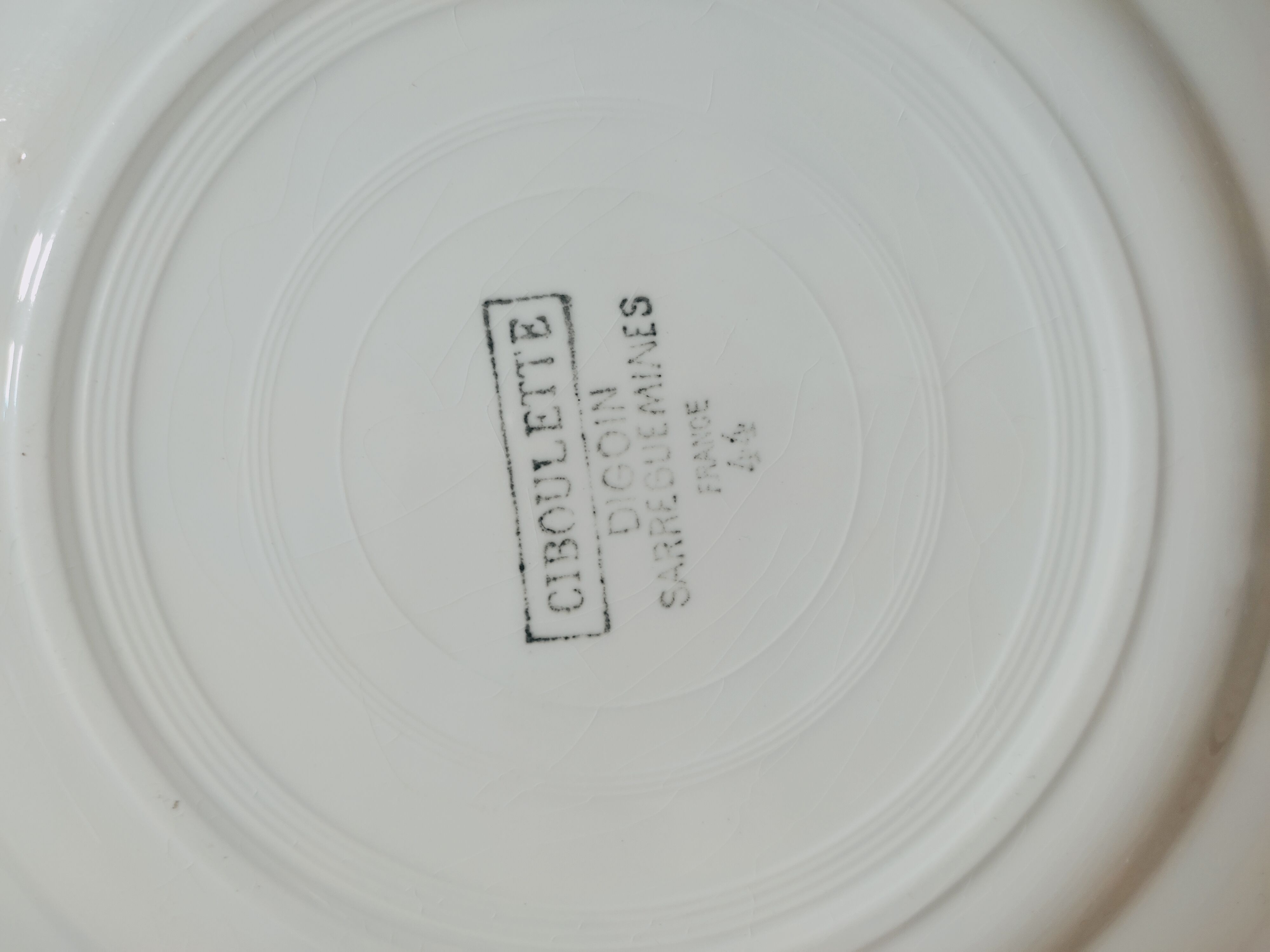 6 retro plates mismatched in earthenware