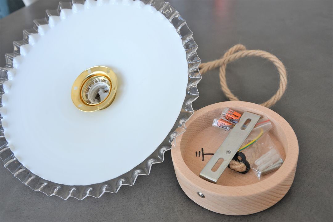 Pleated opaline suspension and jute cord