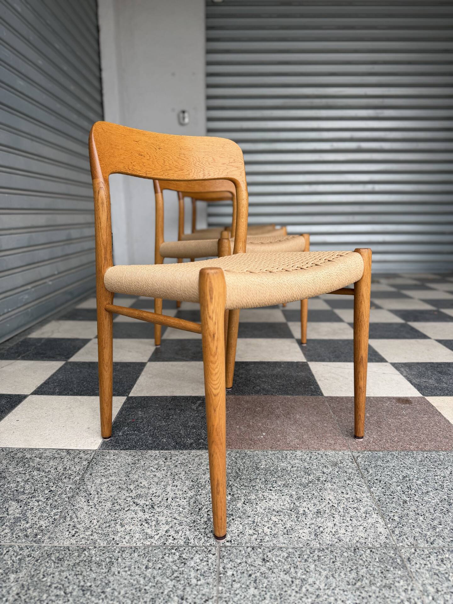 Set of 4 Møller 75 chairs in oak