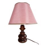 Lampe à poser bois tourné, abat jour rose, retro chic