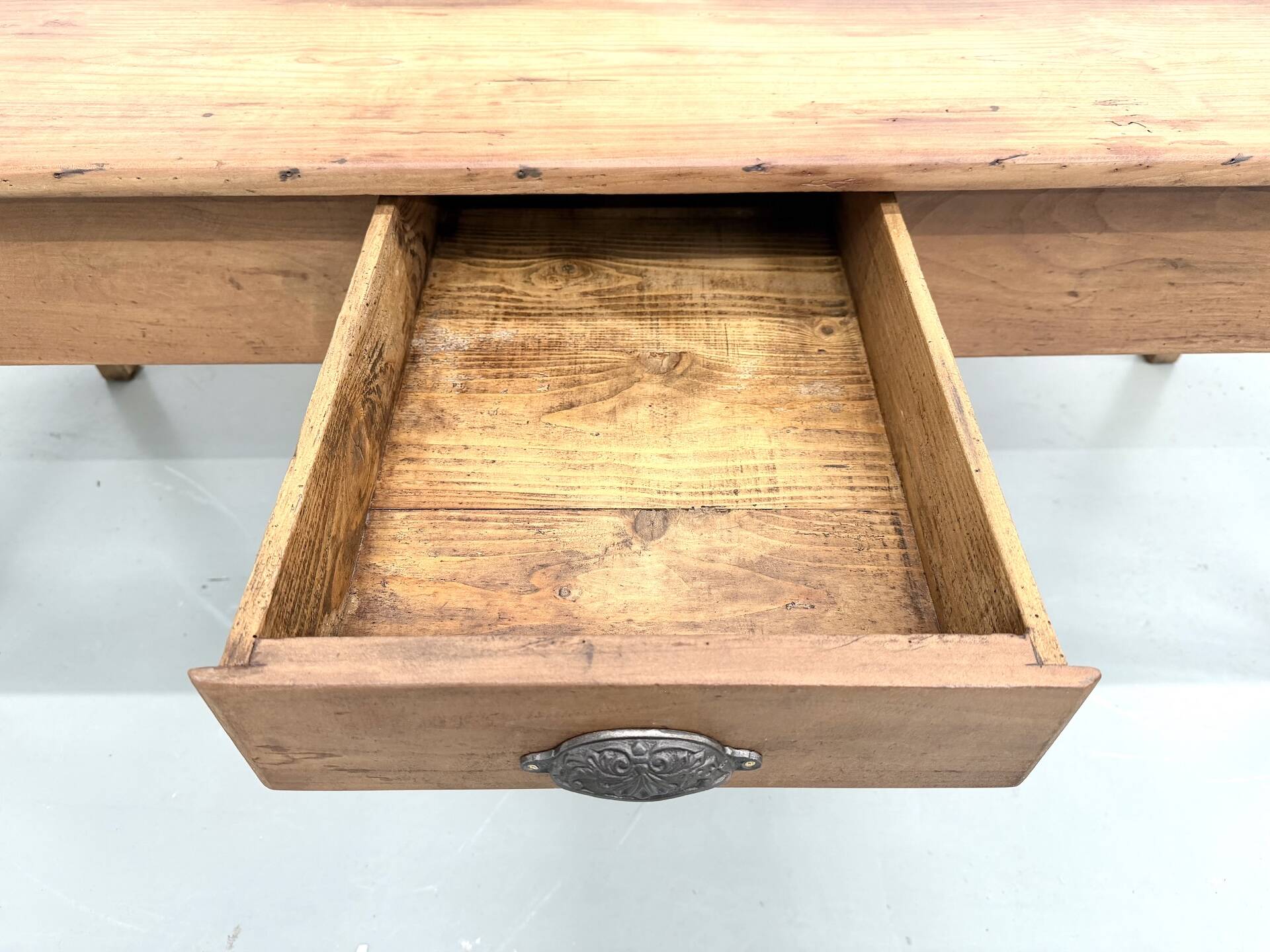 Solid walnut table - Tapered legs