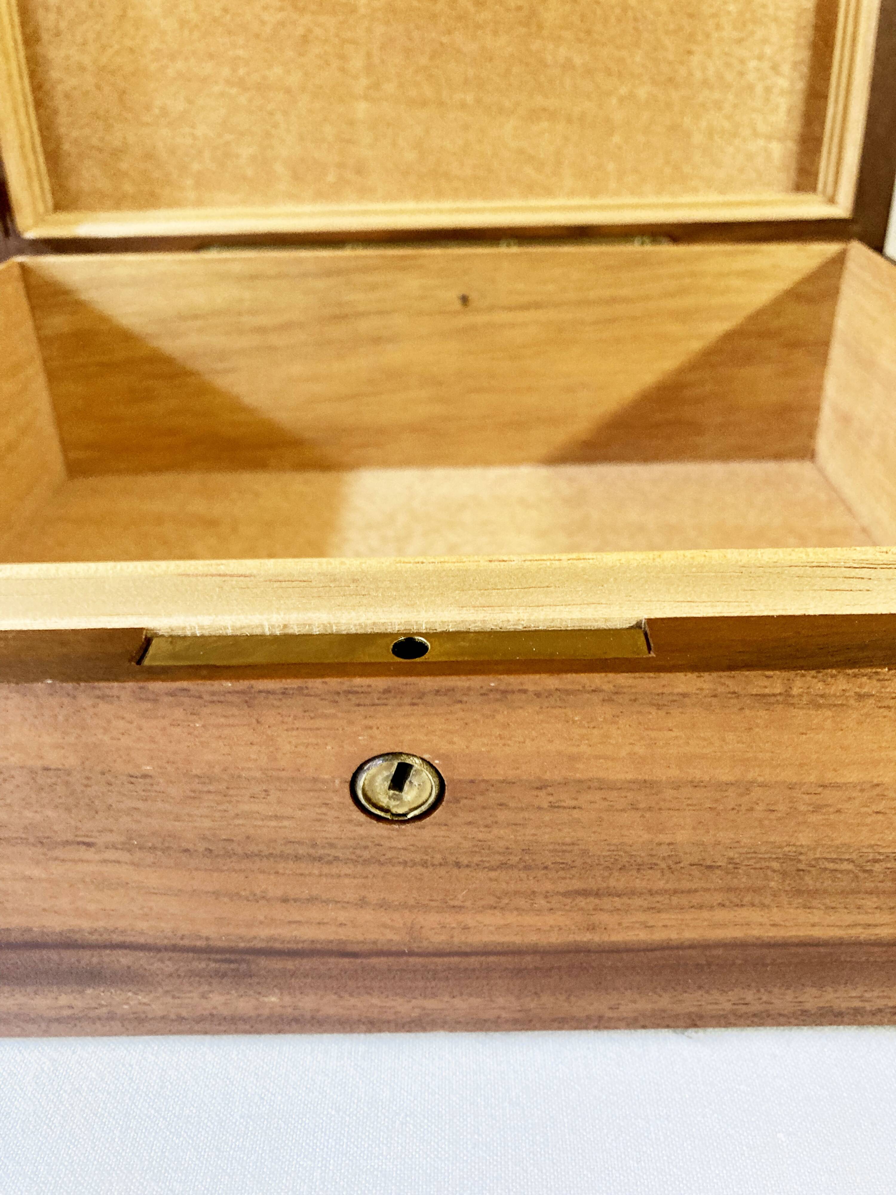 Cedar wood humidor
