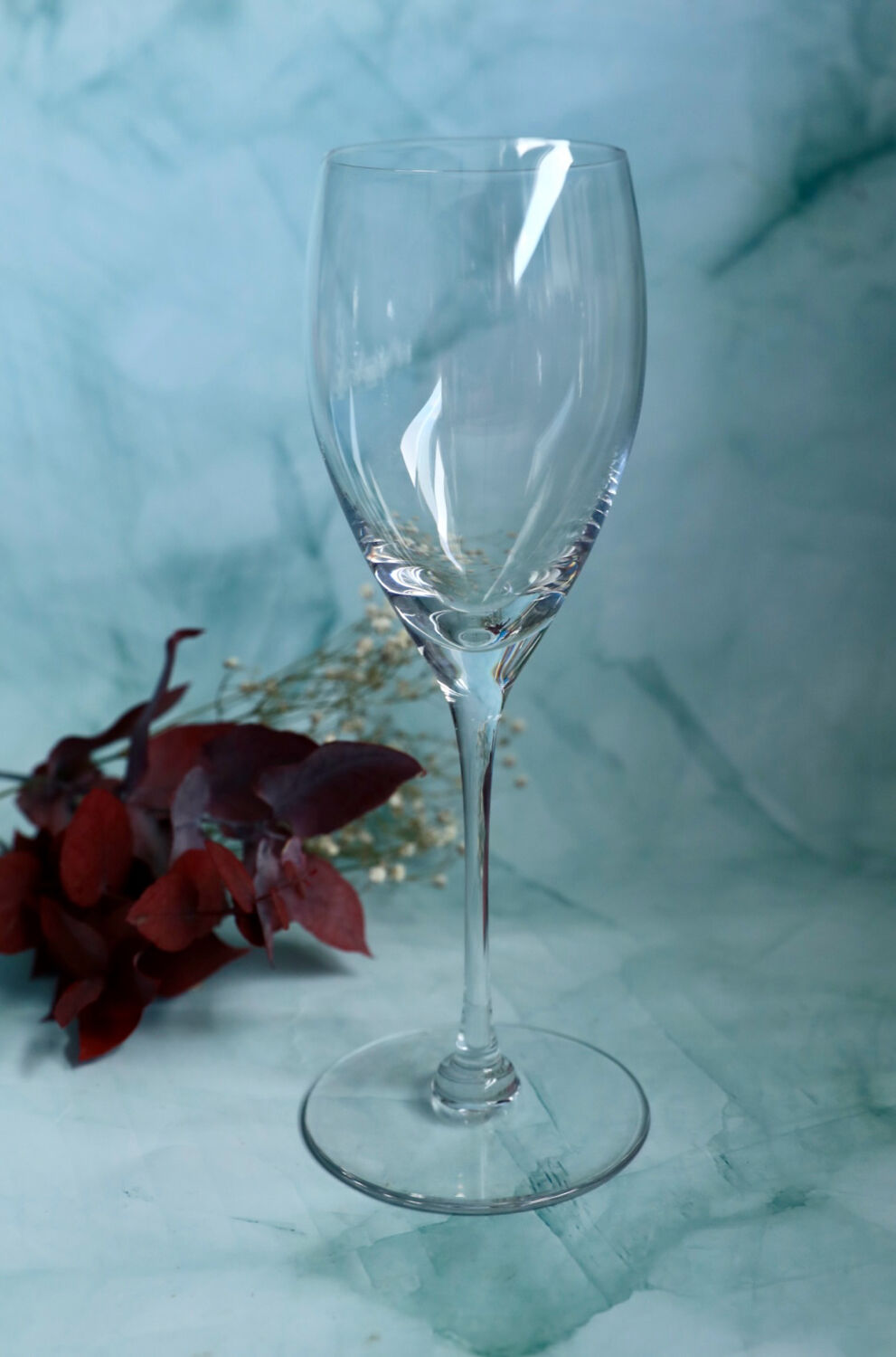 6 crystal champagne flutes from Saint-Louis and their box.