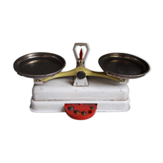 Small household scale with weight