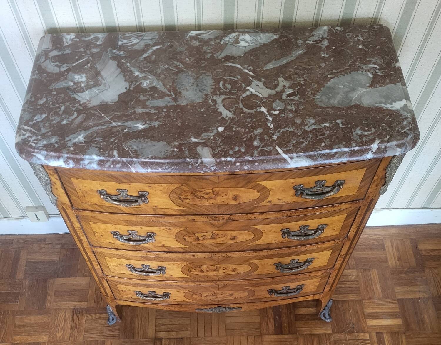 Chest of drawers with 4 drawers in Louis XV style