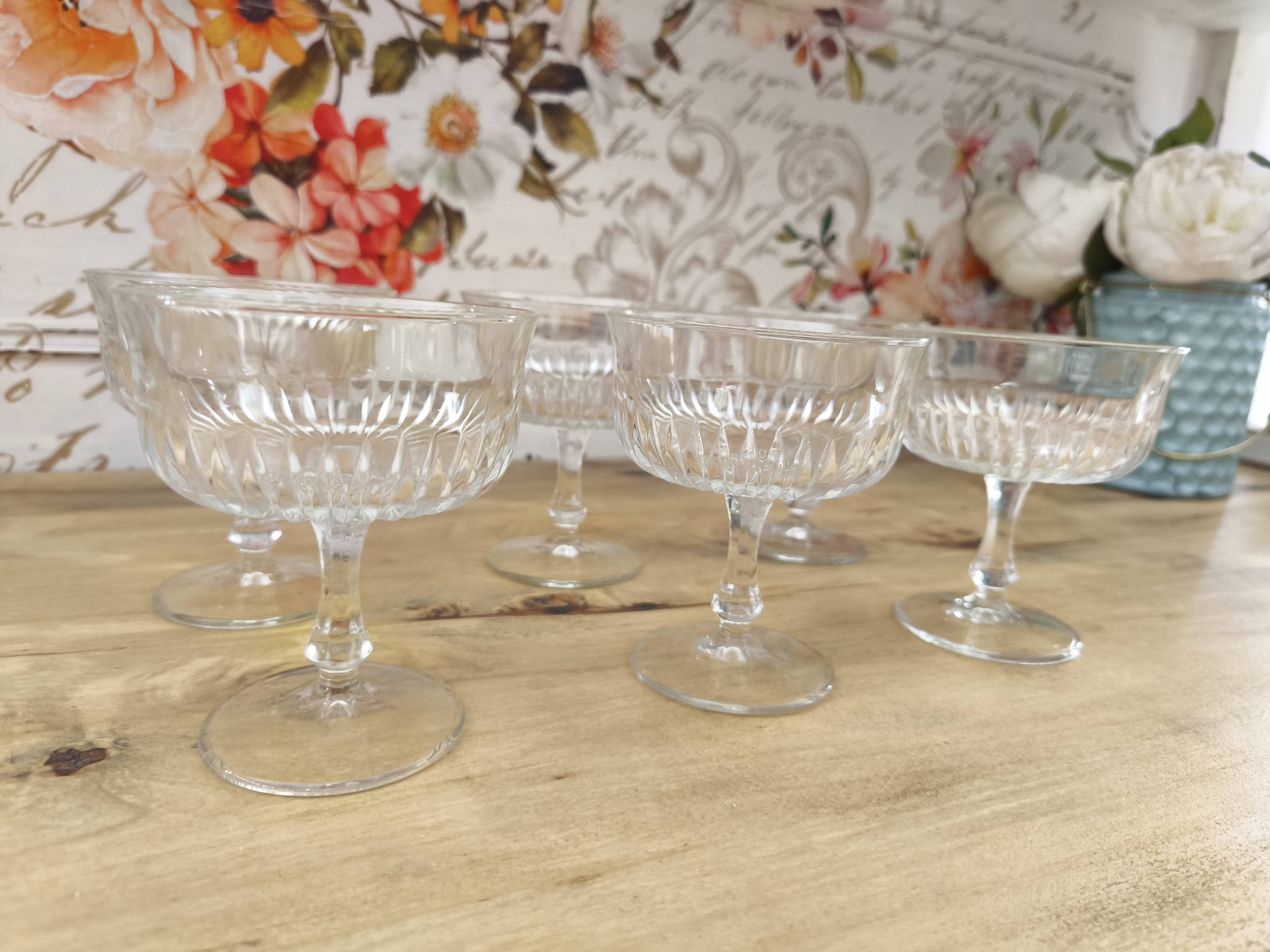 Set of 6 vintage champagne glasses in chiseled glass with flared drinking rim