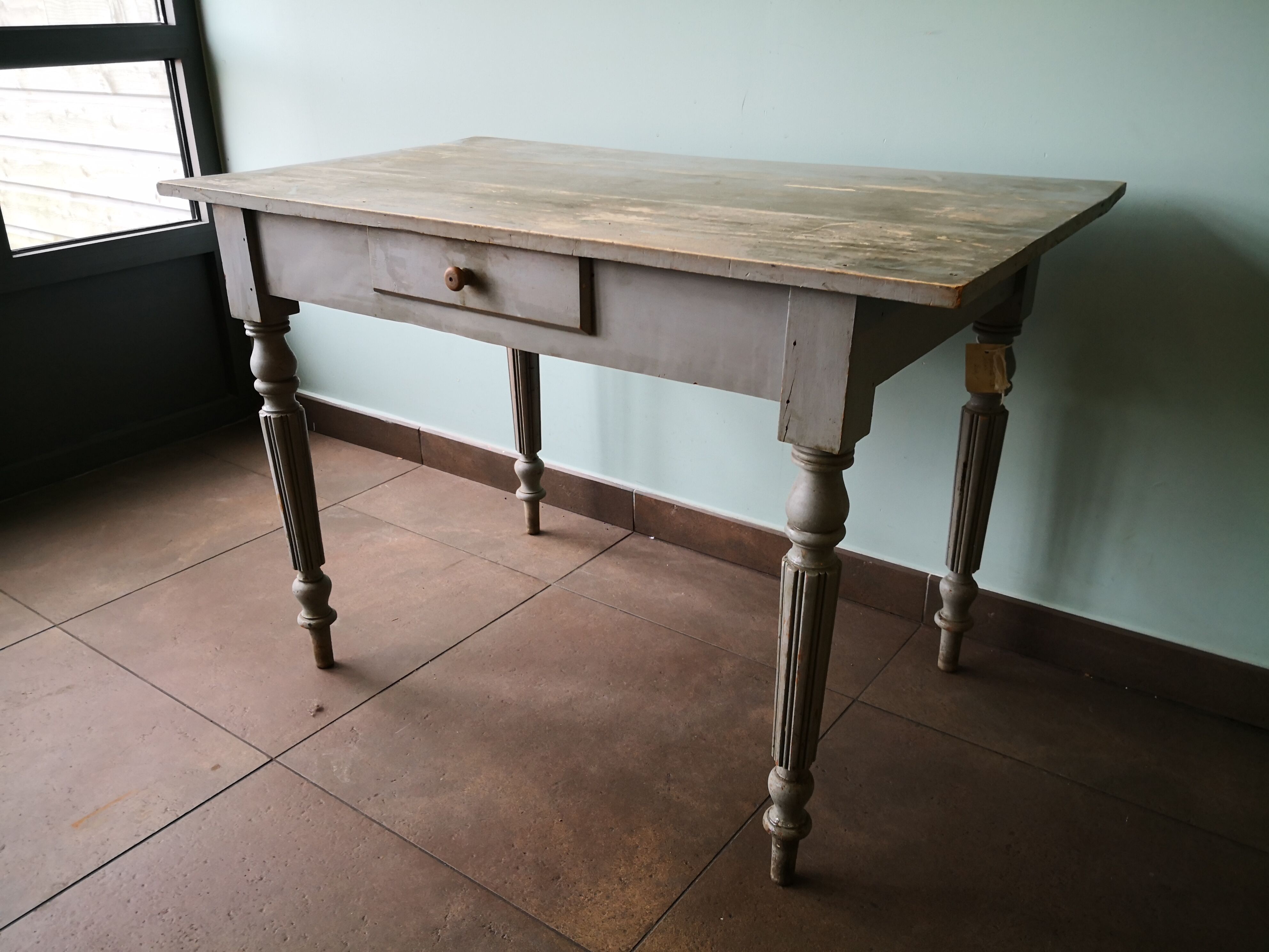 Table en bois bureau patine grise