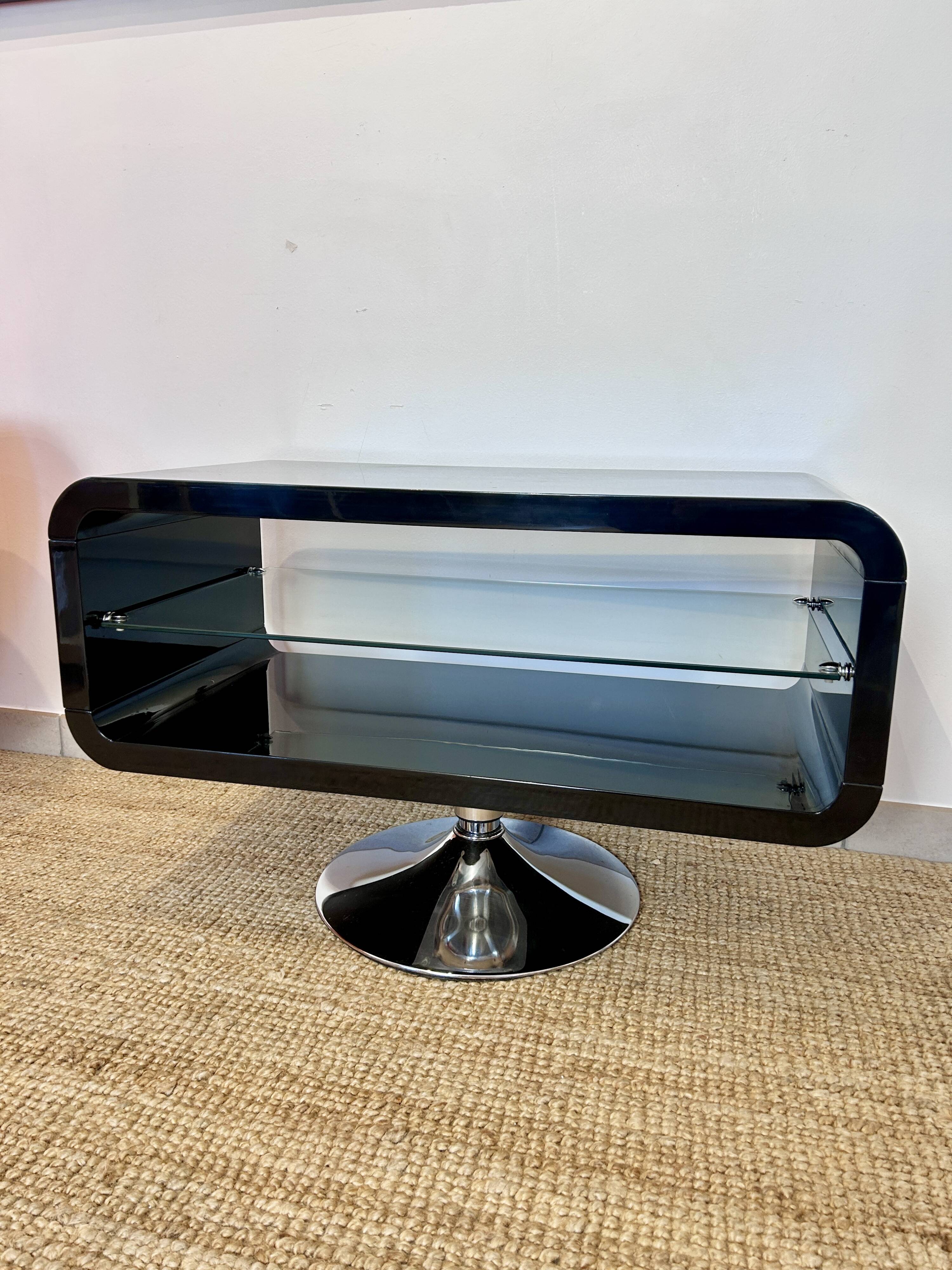 Side table with tulip base in chrome