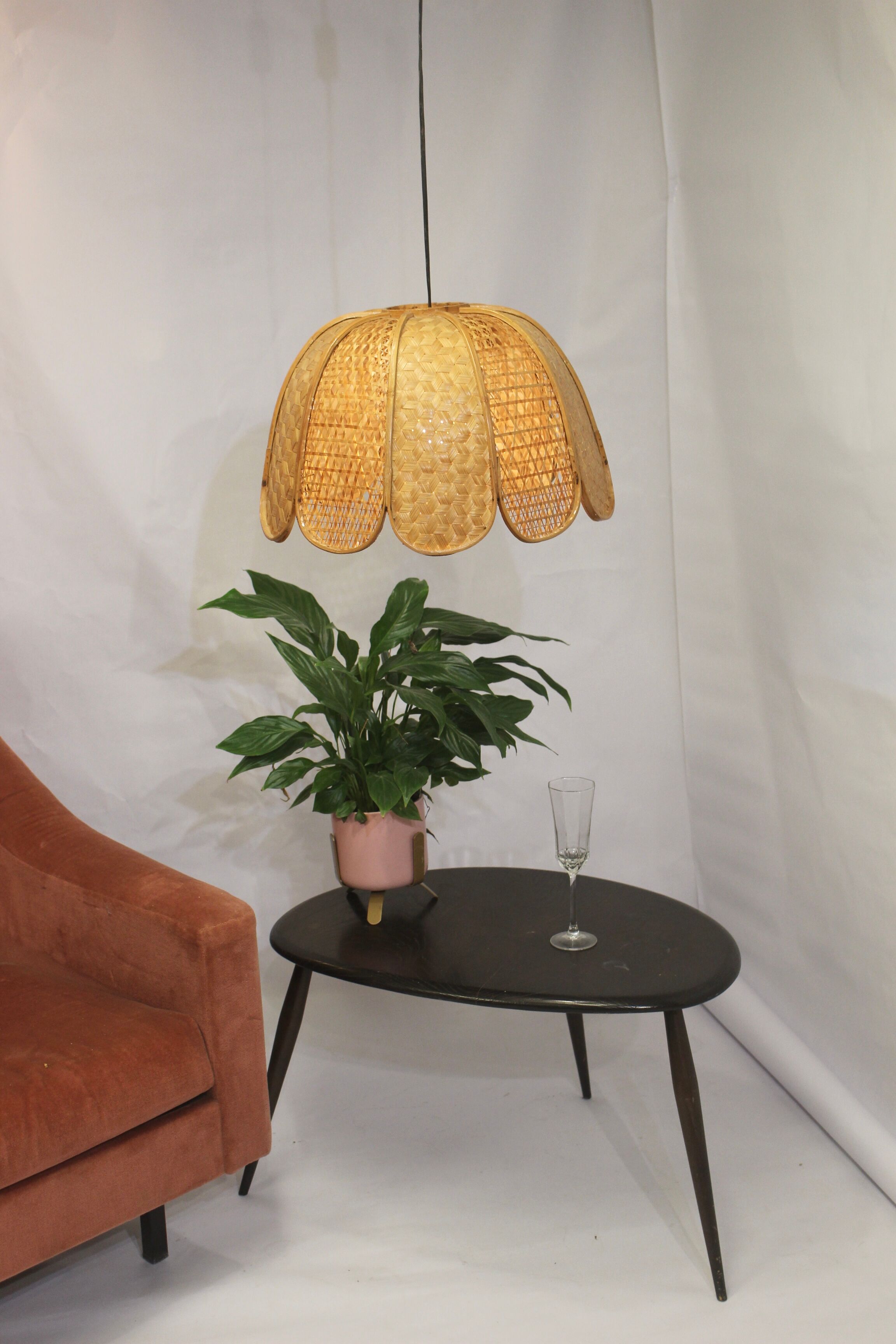 Suspension en rotin osier vintage forme fleur années 60