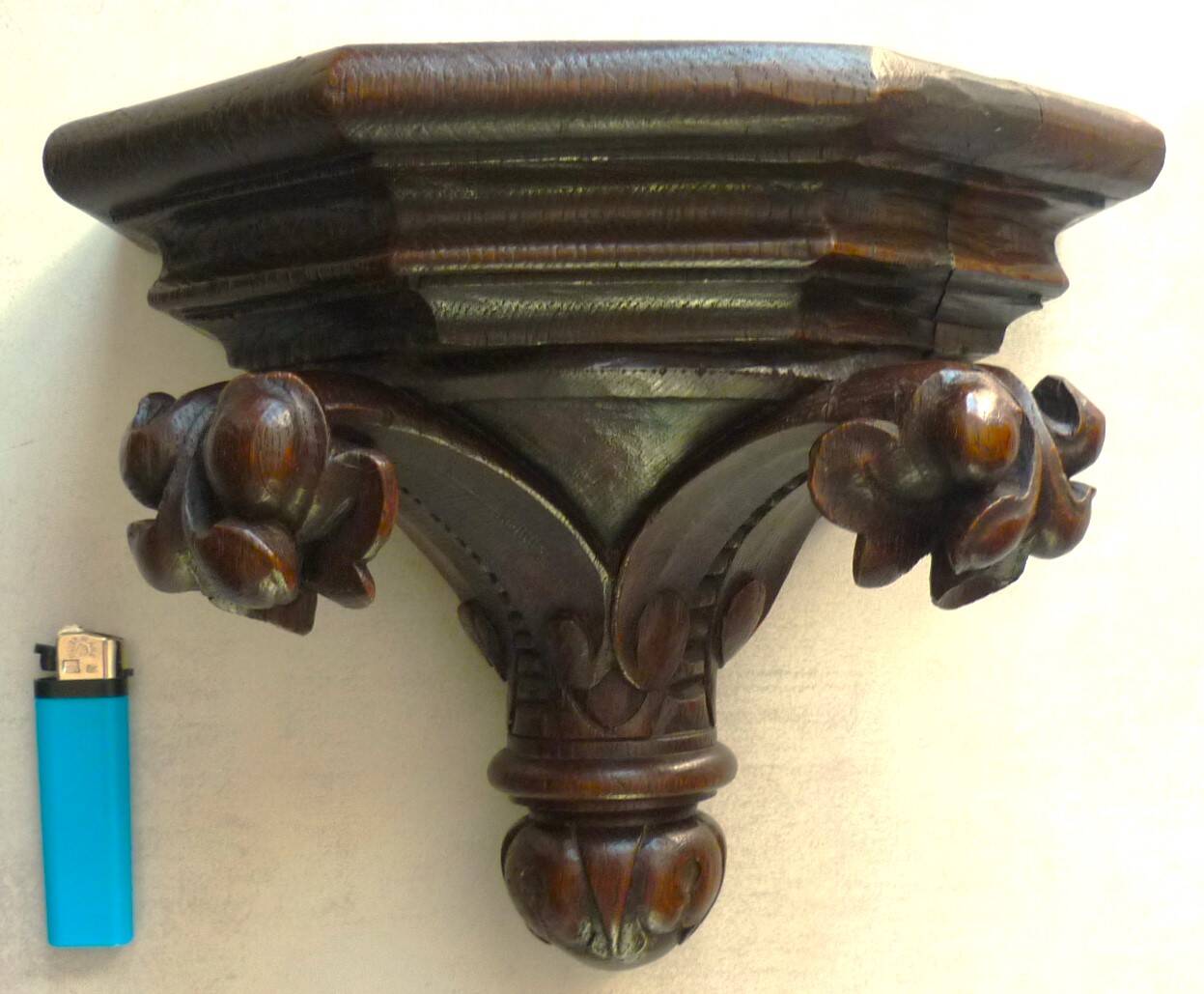 Etagère, applique murale ancienne, bois sculpté, porte statue