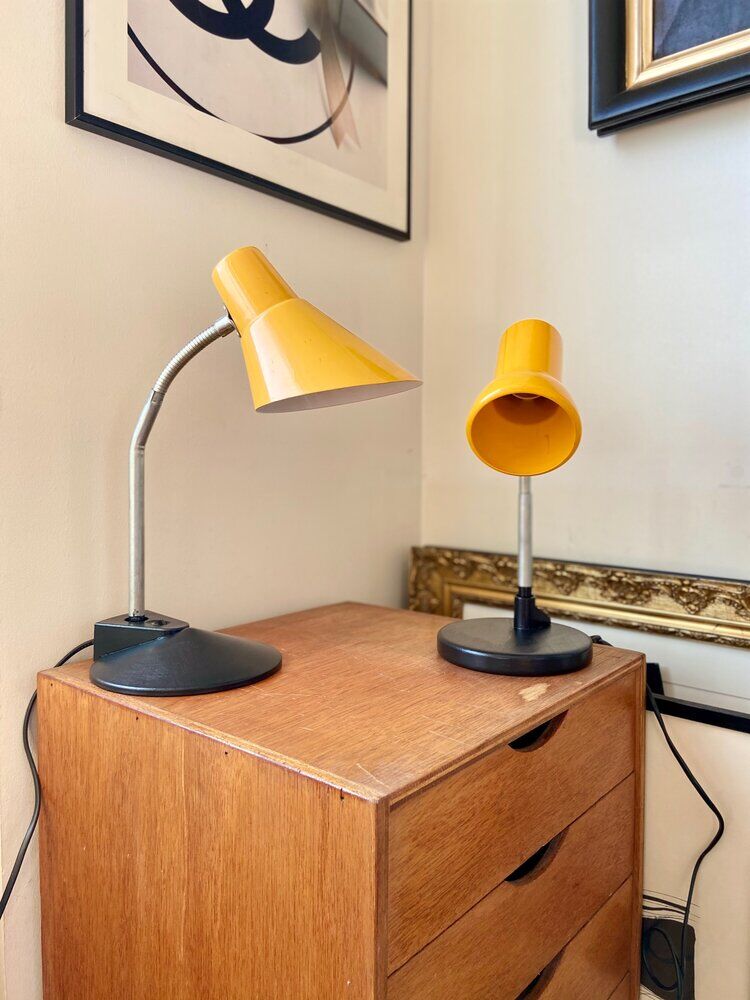 Articulated desk lamp