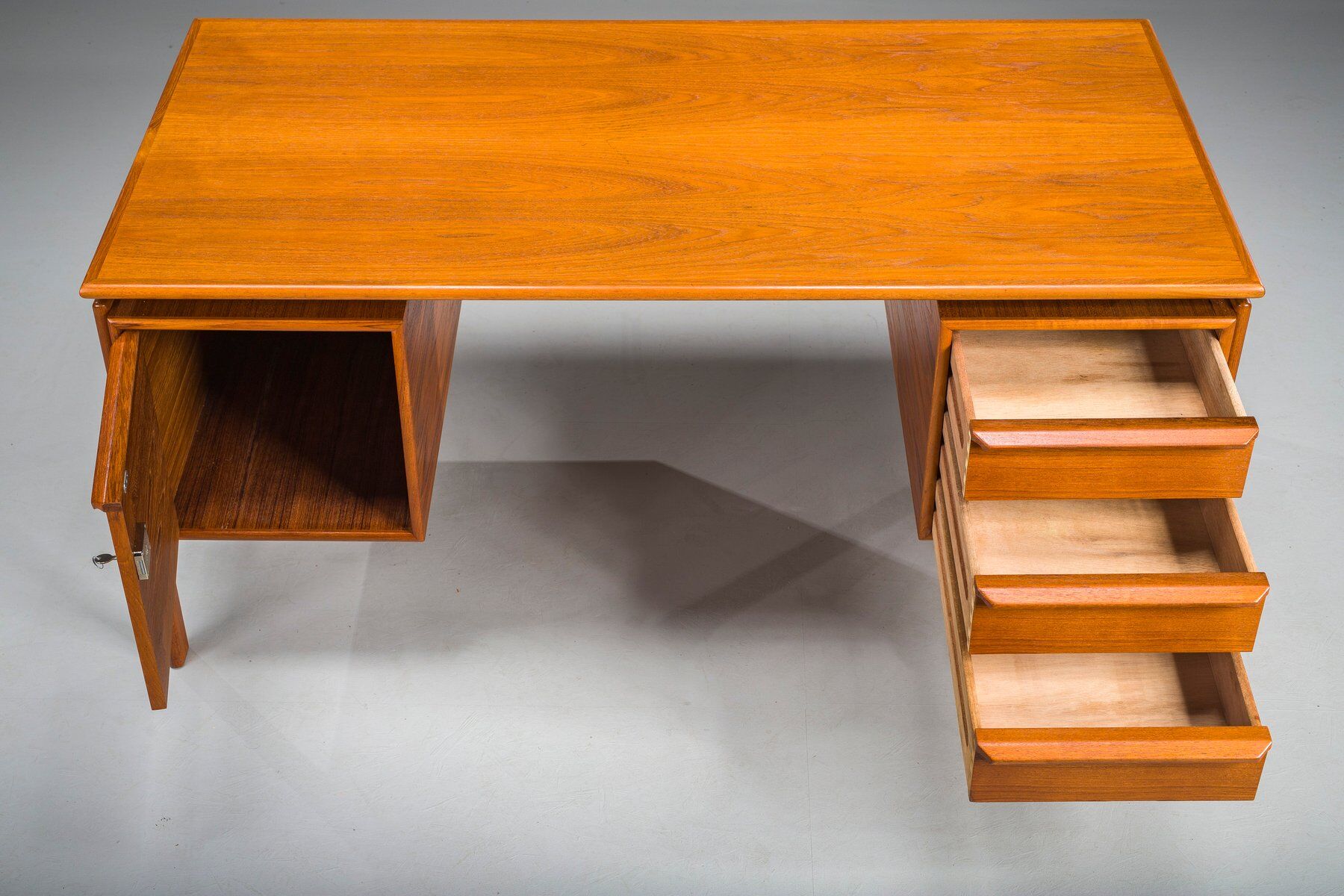 Mid-century modern teak freestanding desk from GV Møbler, 1960s