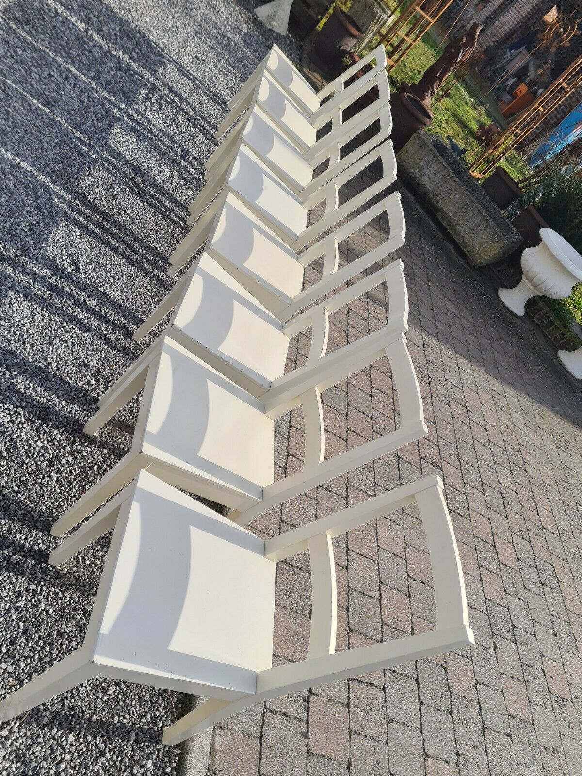 8 chaises blanches en bois