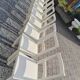 8 chaises blanches en bois