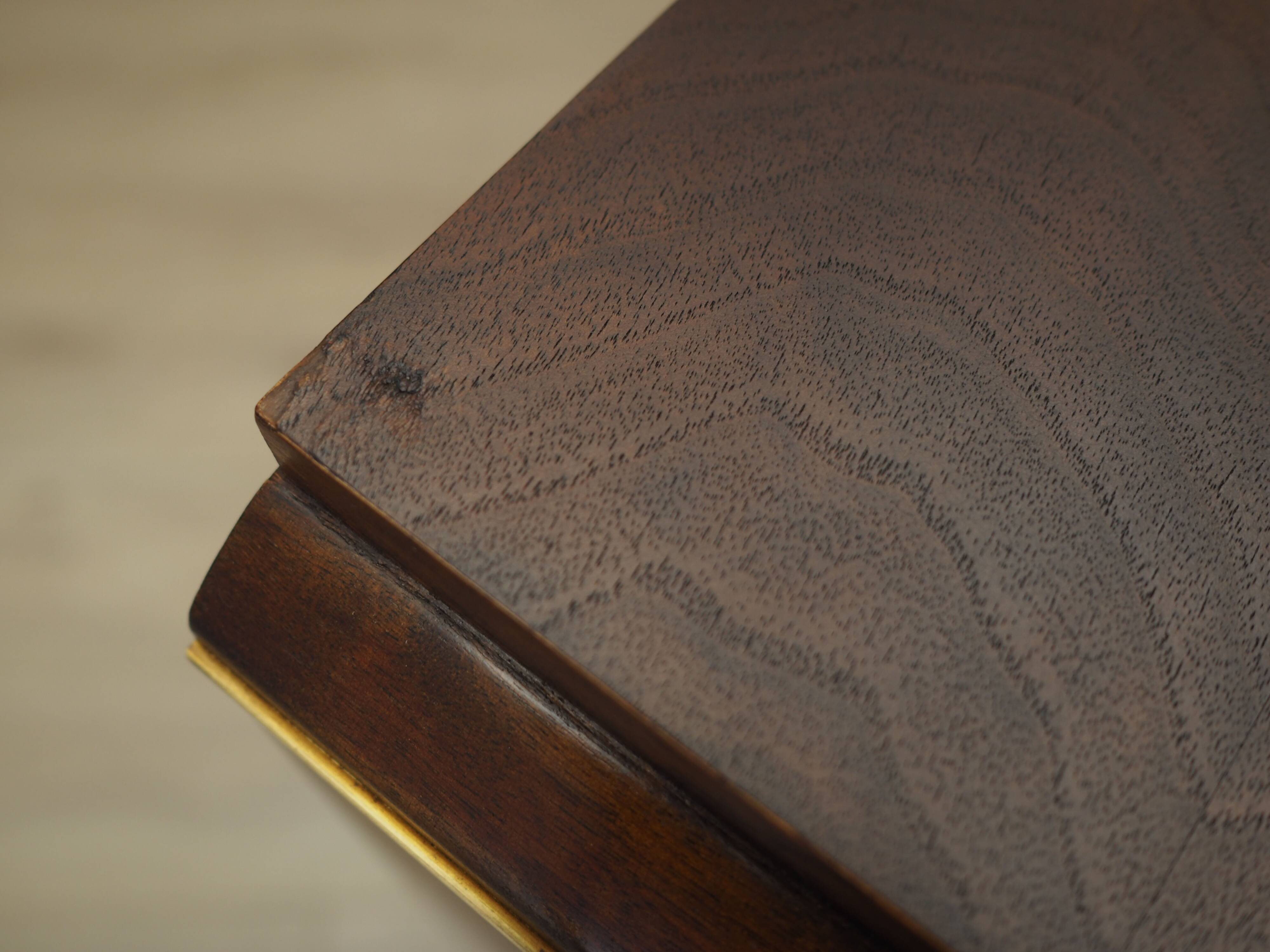 Buffet haut en noyer, design danois, années 1960, production : Danemark