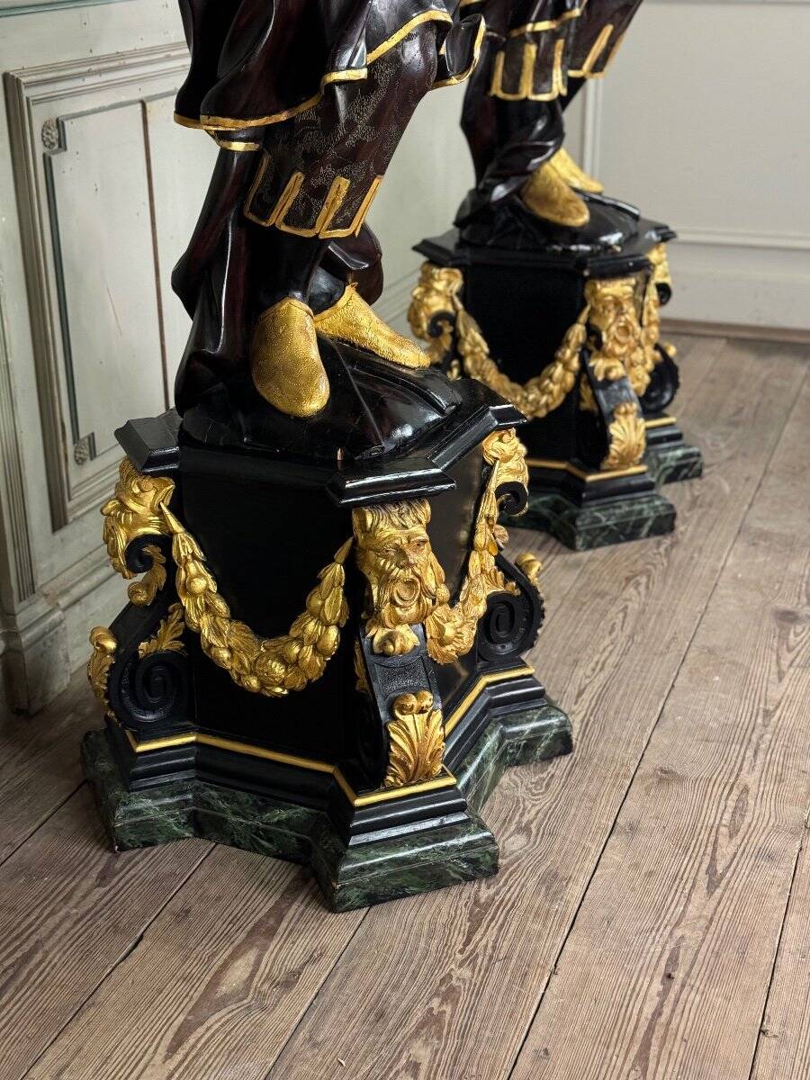 Pair of Moorish vasque holders, lacquered and gilded Venetian sculptures, circa 1880.