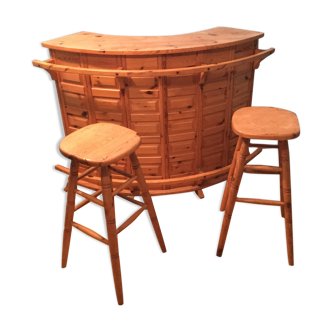 Comptoir de bar vintage avec ses tabourets en bois naturel