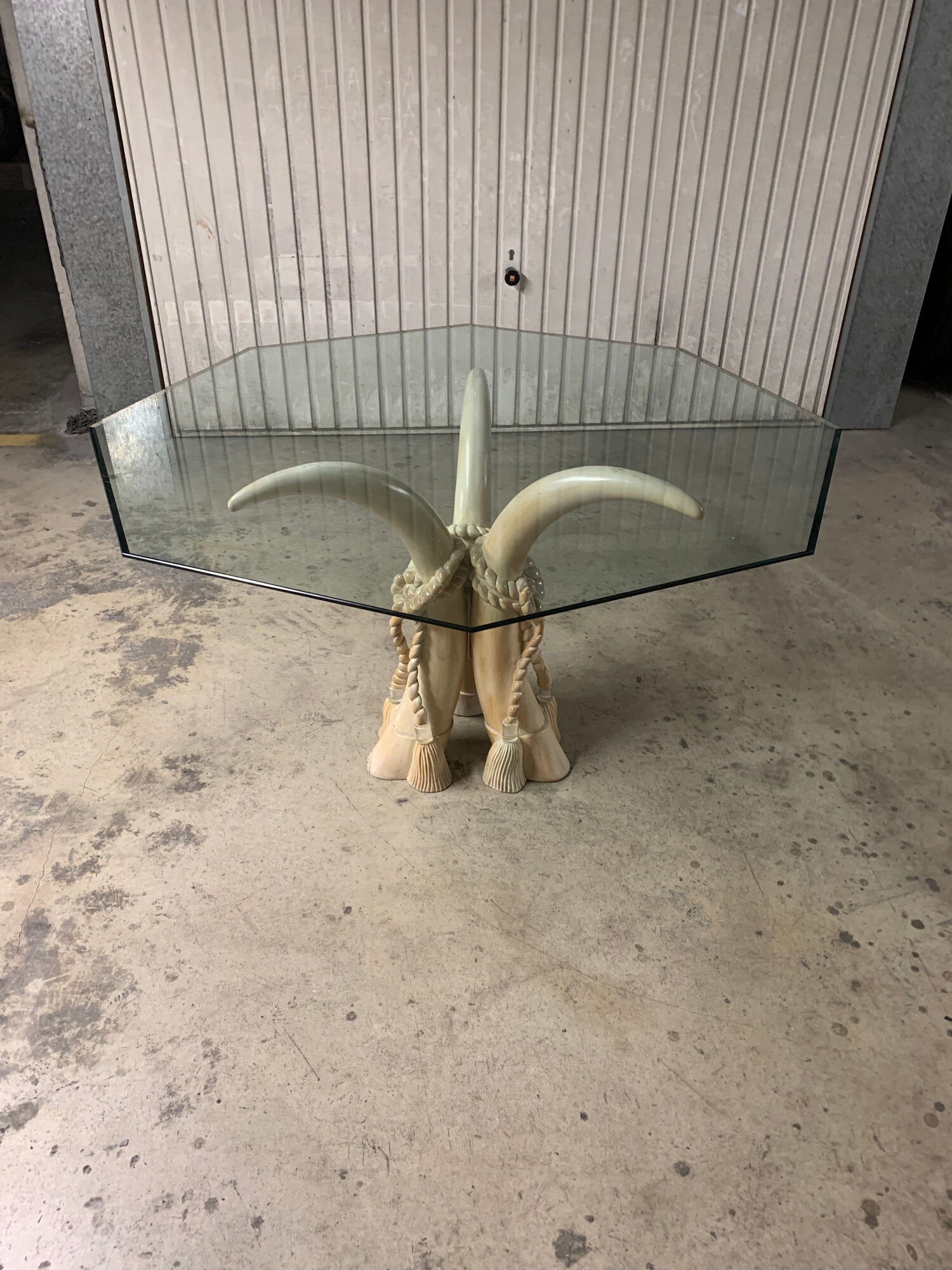 Round table on top of glass base in beige lacquered wood 1970s