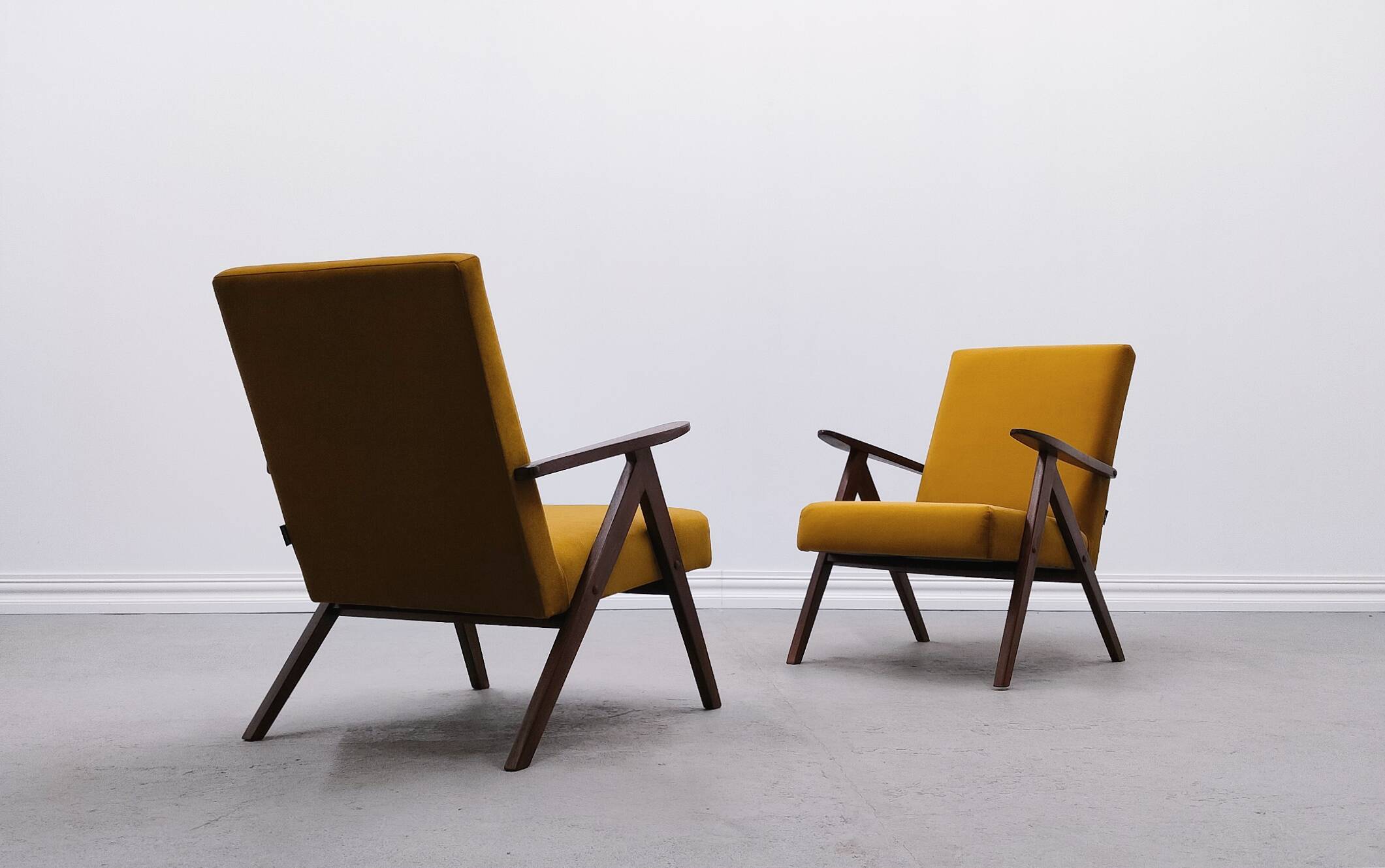 Mid-century Easy Model B armchair - 310 Var in Goldenrod velvet