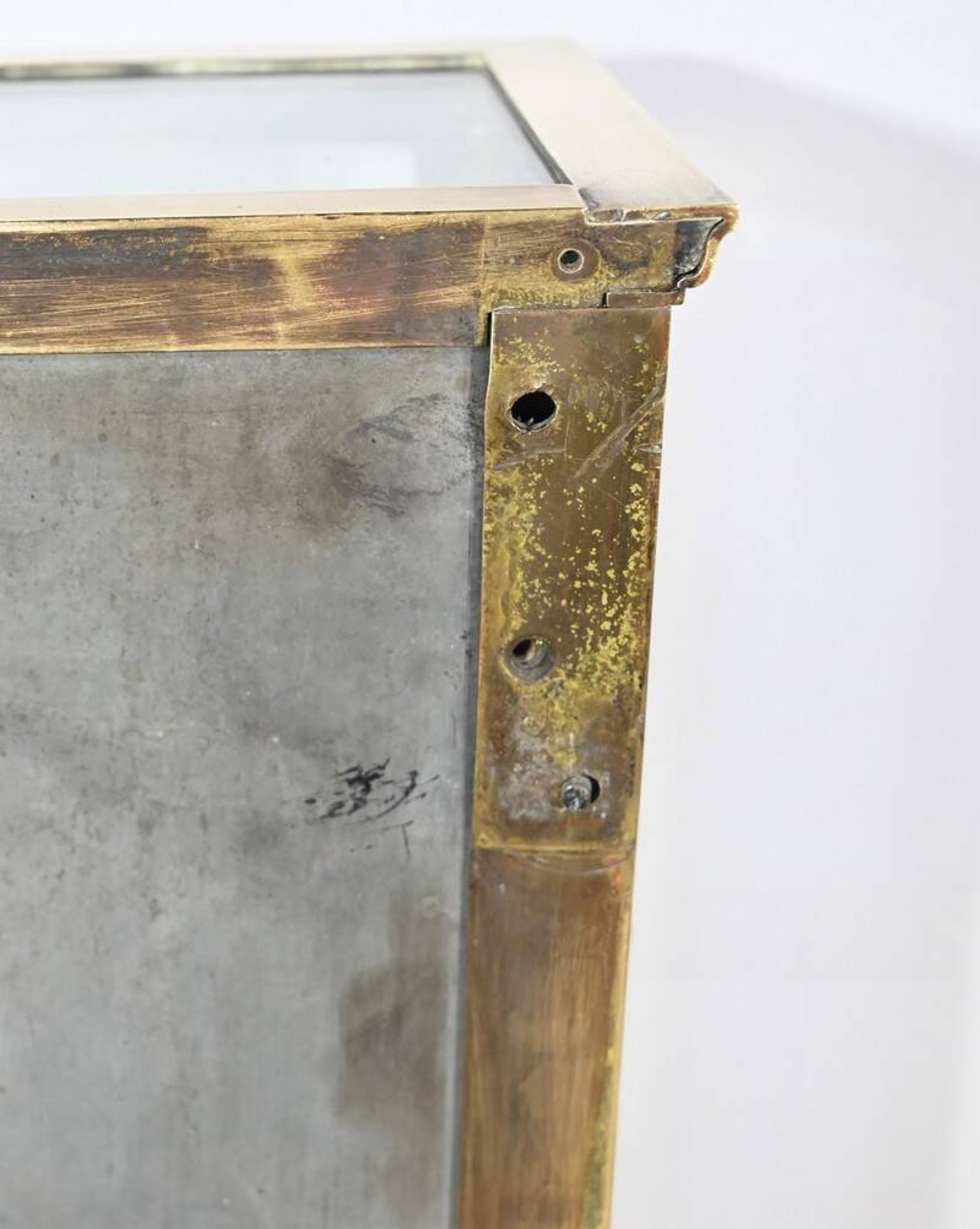 Petite Vitrine en Laiton – 1930