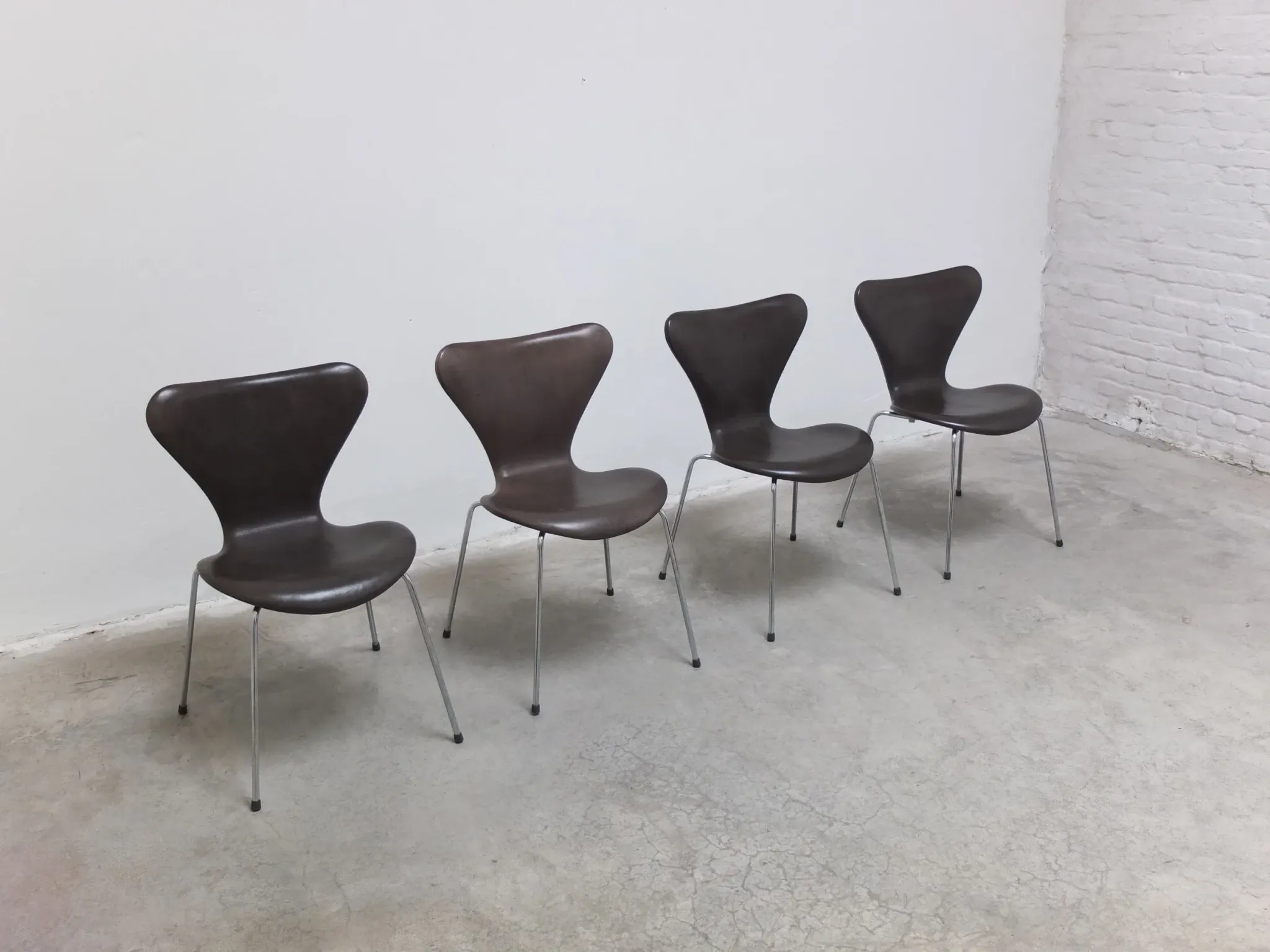 Set of 4 'Series 7' chairs in leather by Arne Jacobsen for Fritz Hansen, 1955