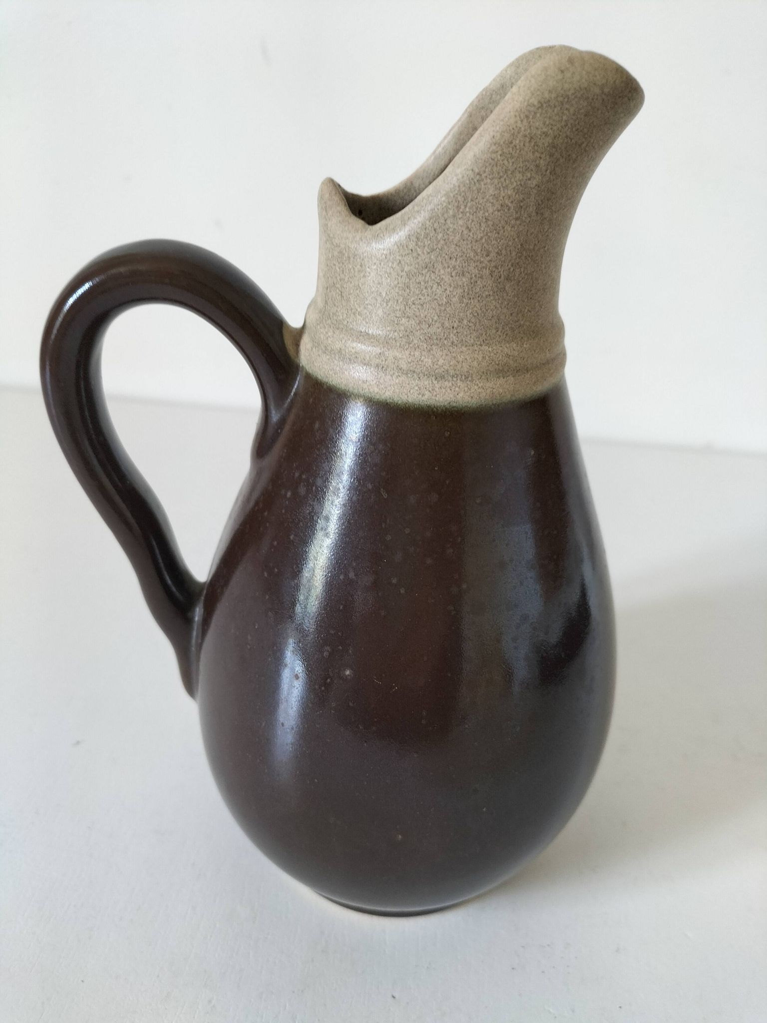 Two-tone stoneware jug model 424