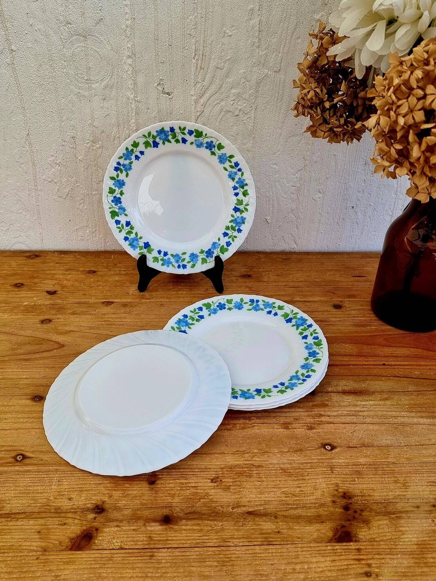 Set of 5 vintage dessert plates with blue flowers from the 70s.