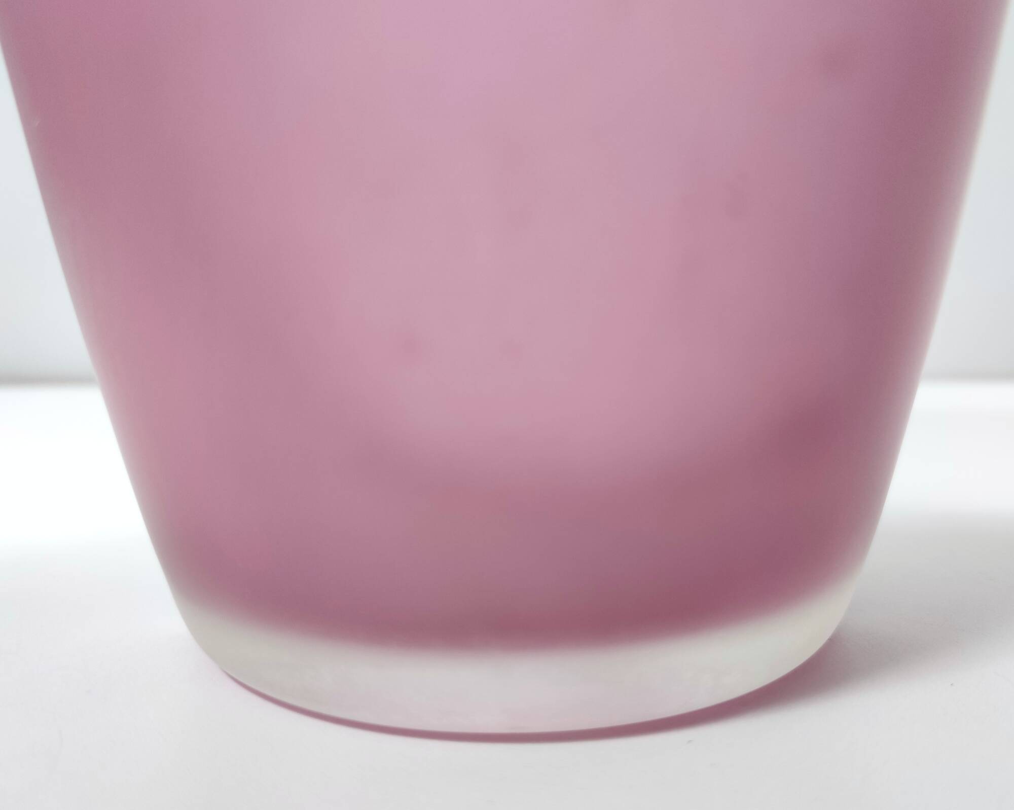 Vase en verre de Murano gravé bicolore blanc et rose, Italie, années 1980