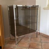 Vitrine en métal chromé et verre fumé. 1970. Italie. 100x78x38.
