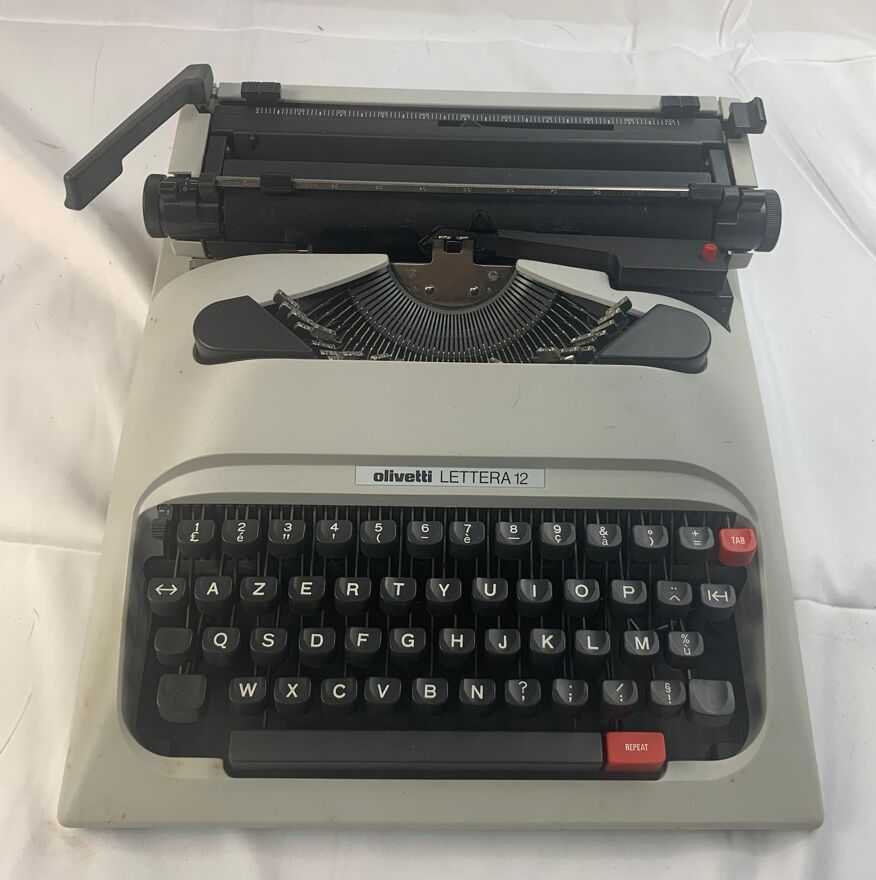 Machine à écrire azerty portable vintage Olivetti Lettera 12 - 1979 |  Selency