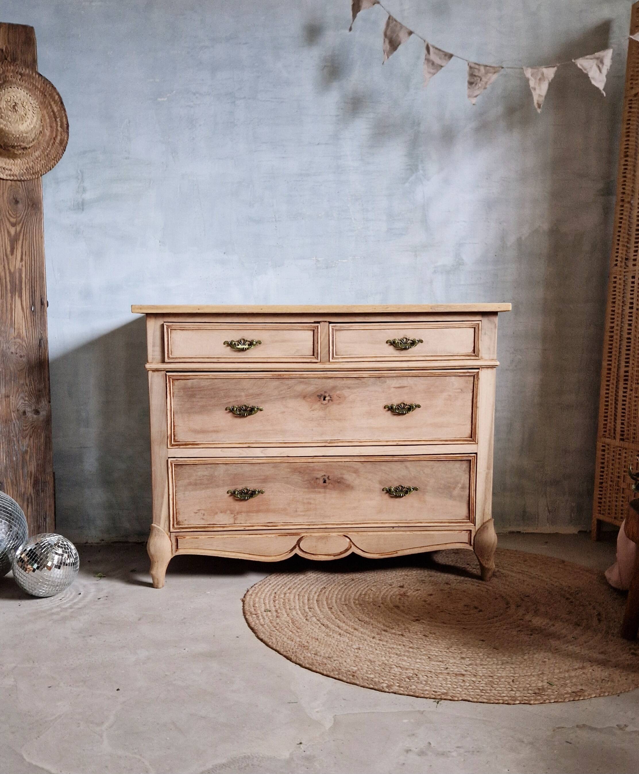 Pretty and old Louis XV chest of drawers