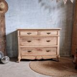 Jolie et ancienne commode Louis XV