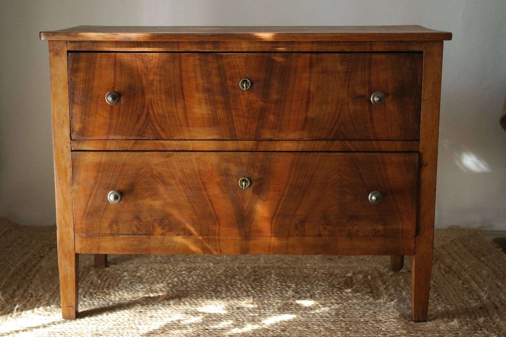 Commode basse en noyer, XXème