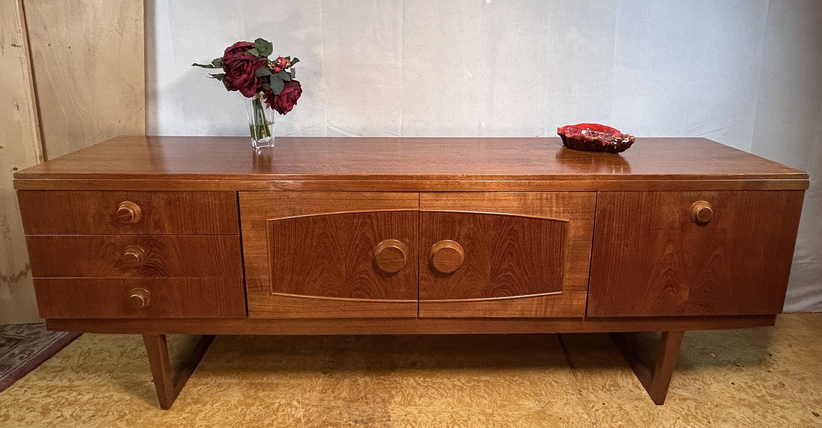 Buffet rétro vintage en teck du milieu du siècle par Beautility – Élégant des années 1960
