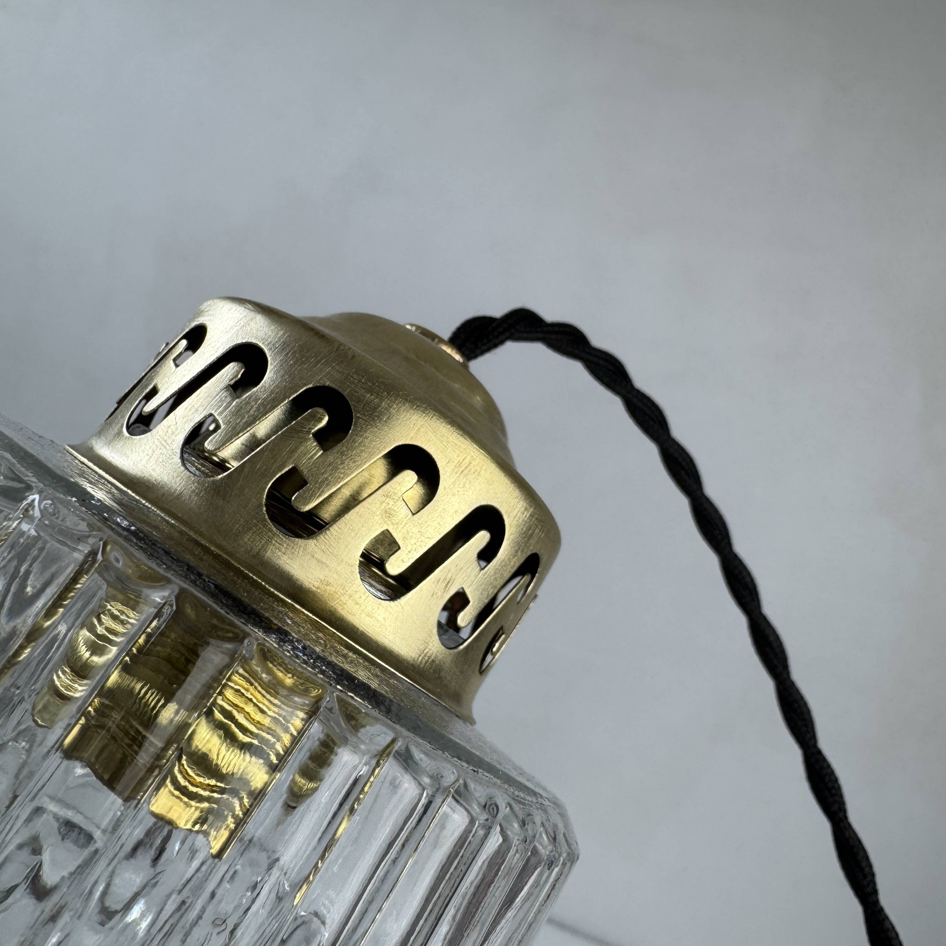 Paire d’anciennes suspensions en verre vintage