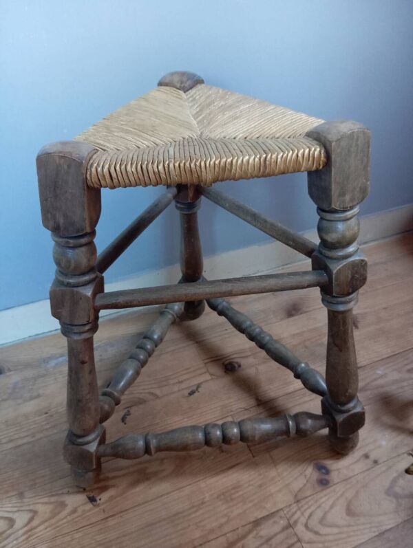 Tabouret tripode bois et paille style neo basque