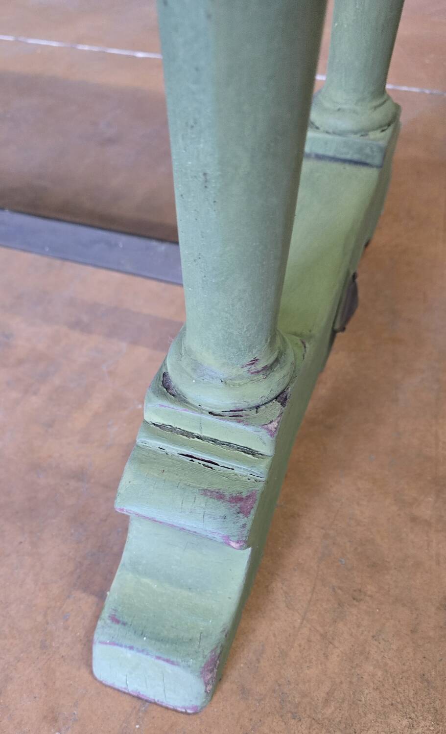 Table ancienne de métier en bois patiné, piètement vert – 105 cm