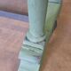 Table ancienne de métier en bois patiné, piètement vert – 105 cm